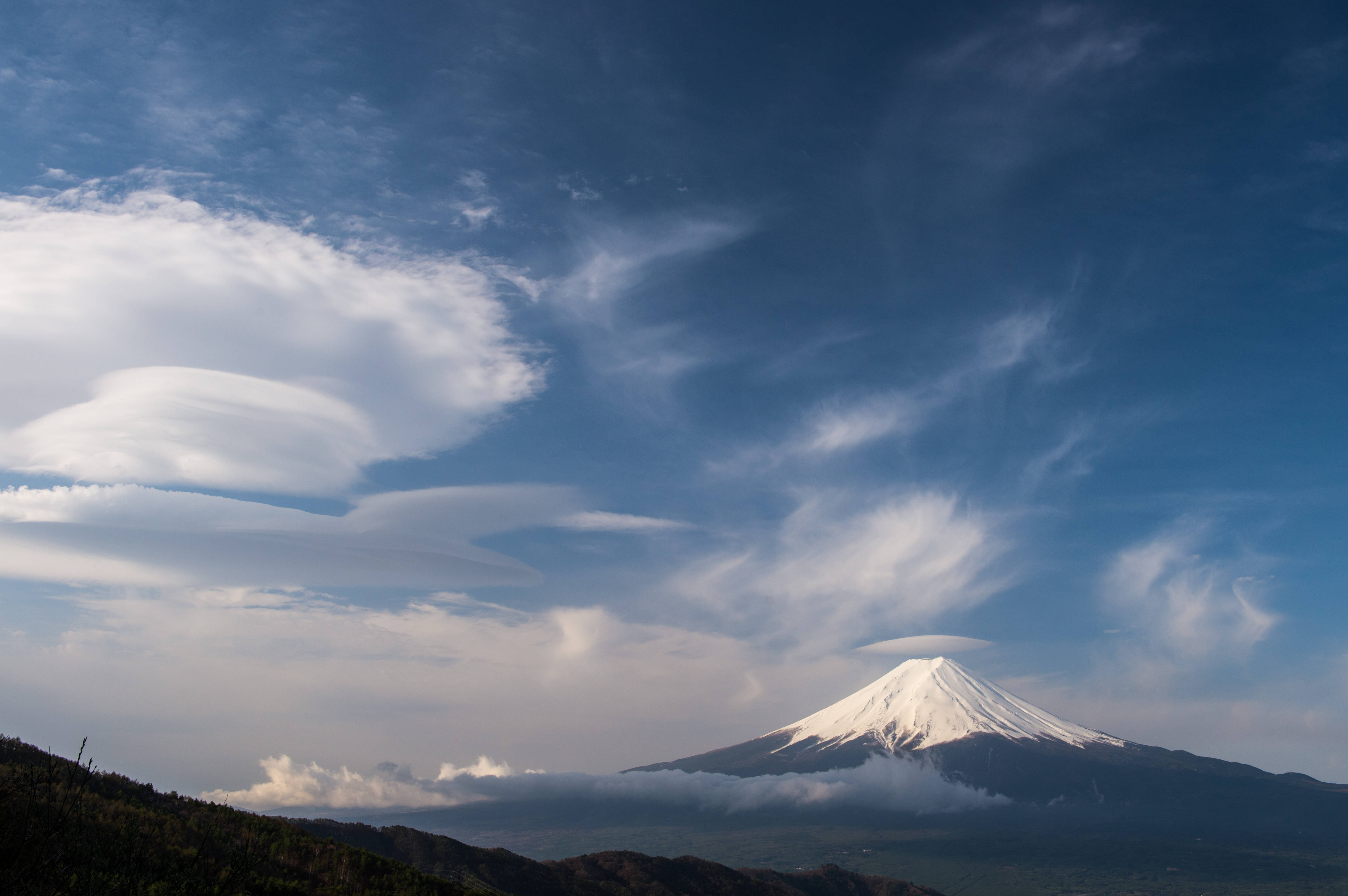 Mount Fuji, snow-capped, vast blue sky, 4K Desktop Wallpaper