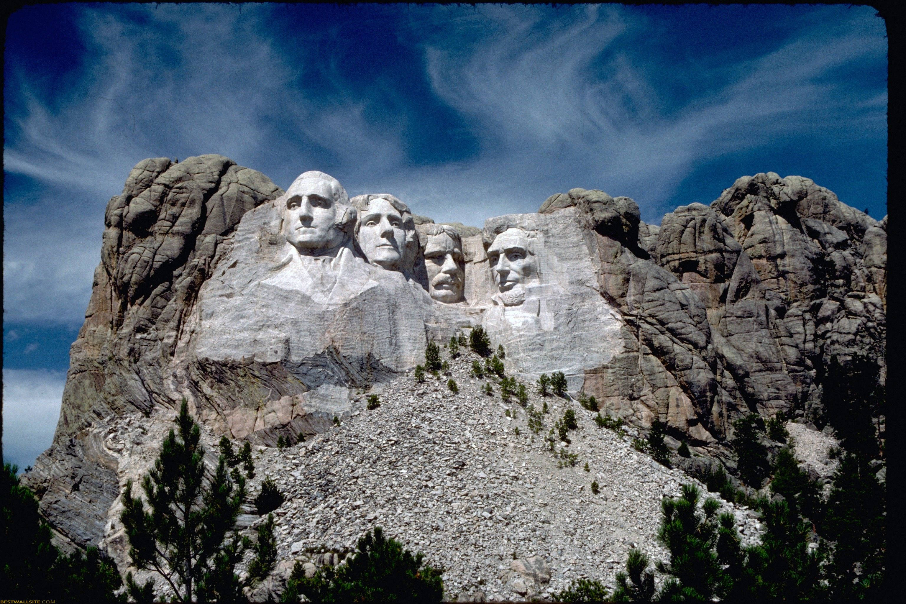 Mount Rushmore, cirrus clouds, four carved presidential faces, 2K Desktop Wallpaper
