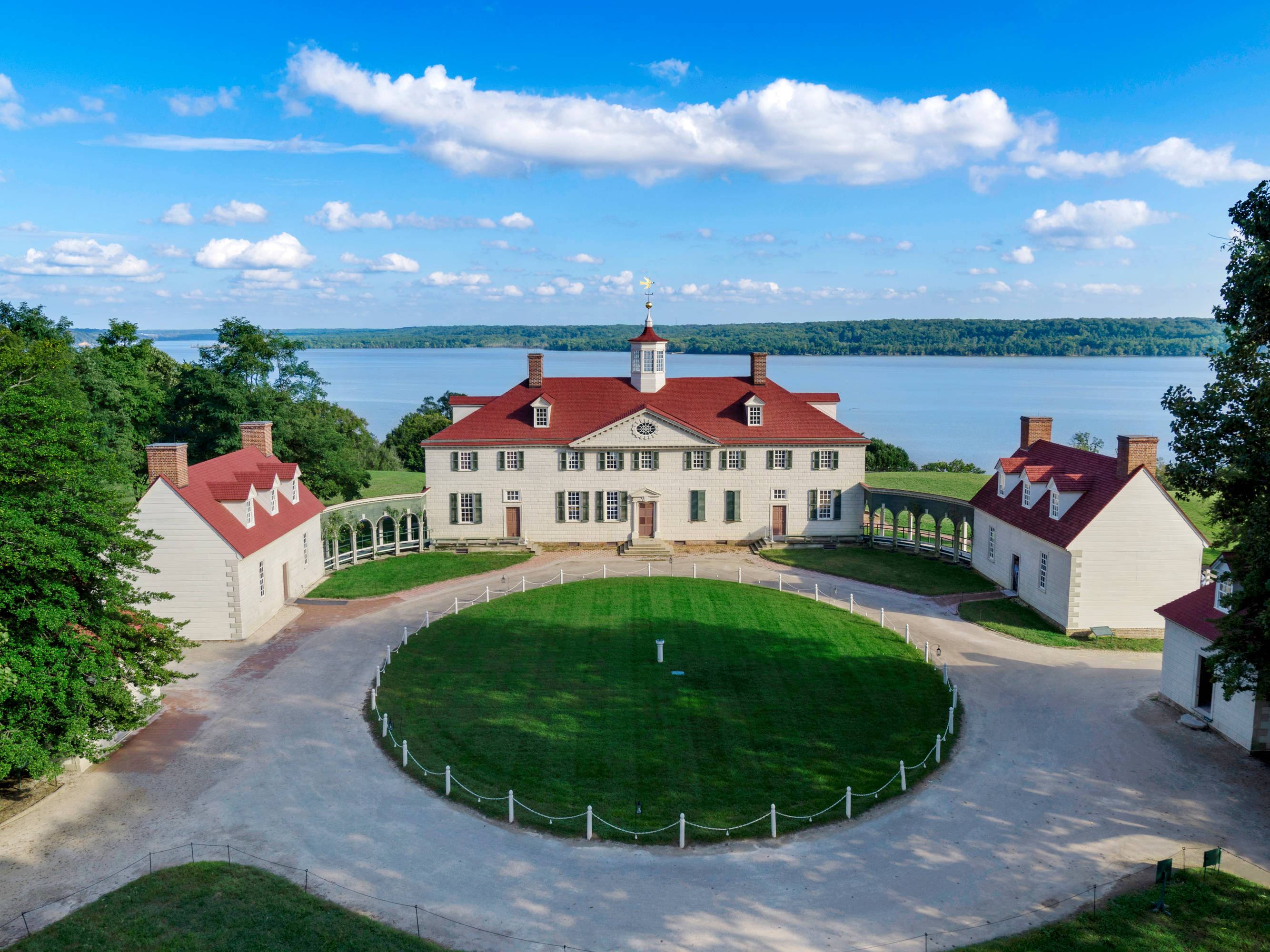 Mount Vernon, red roofs, white walls, 2K Desktop Wallpaper