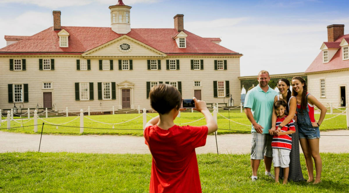 Mount Vernon, red shirt, large white colonial-style house, SD Desktop Wallpaper