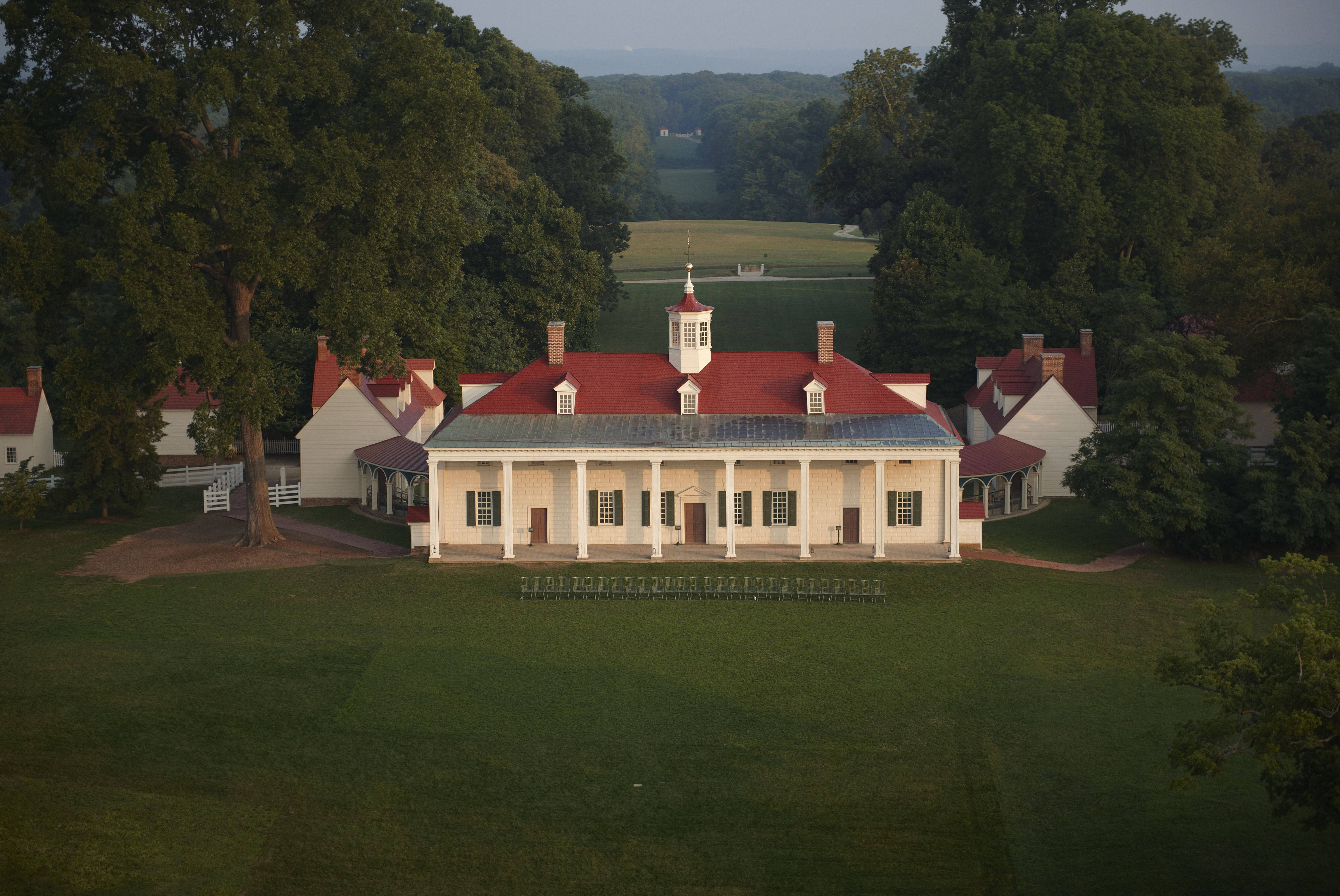 Mount Vernon, colonial-style mansion, red roofs, 5K Desktop Wallpaper