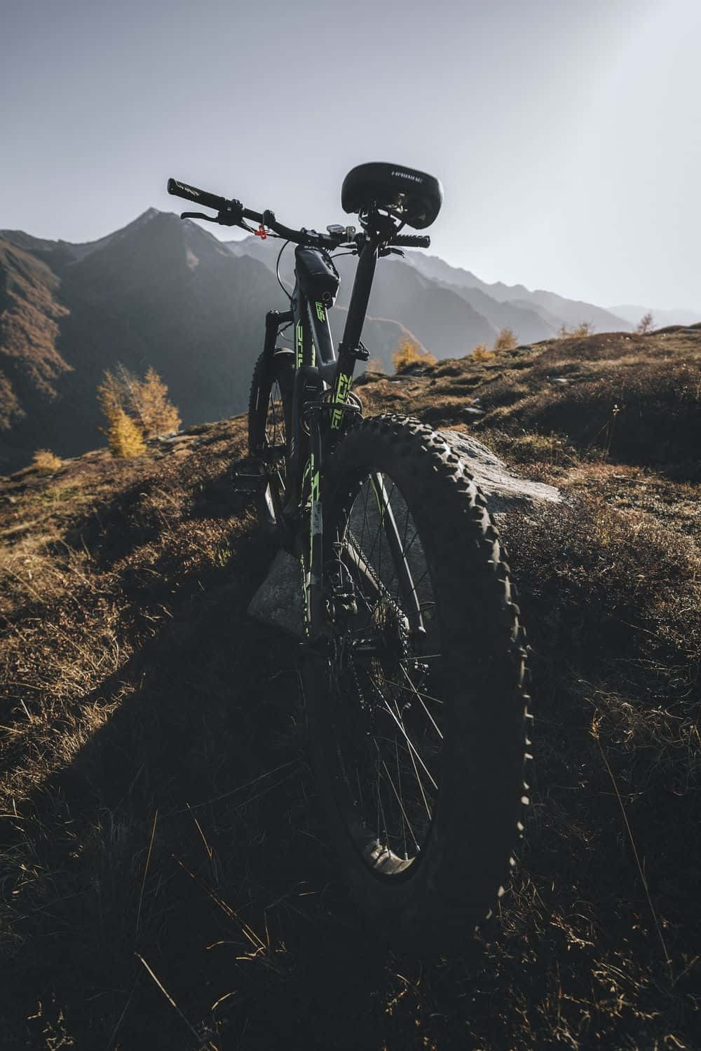 mountain bike, grassy hillside, rugged peaks, HD Phone Wallpaper