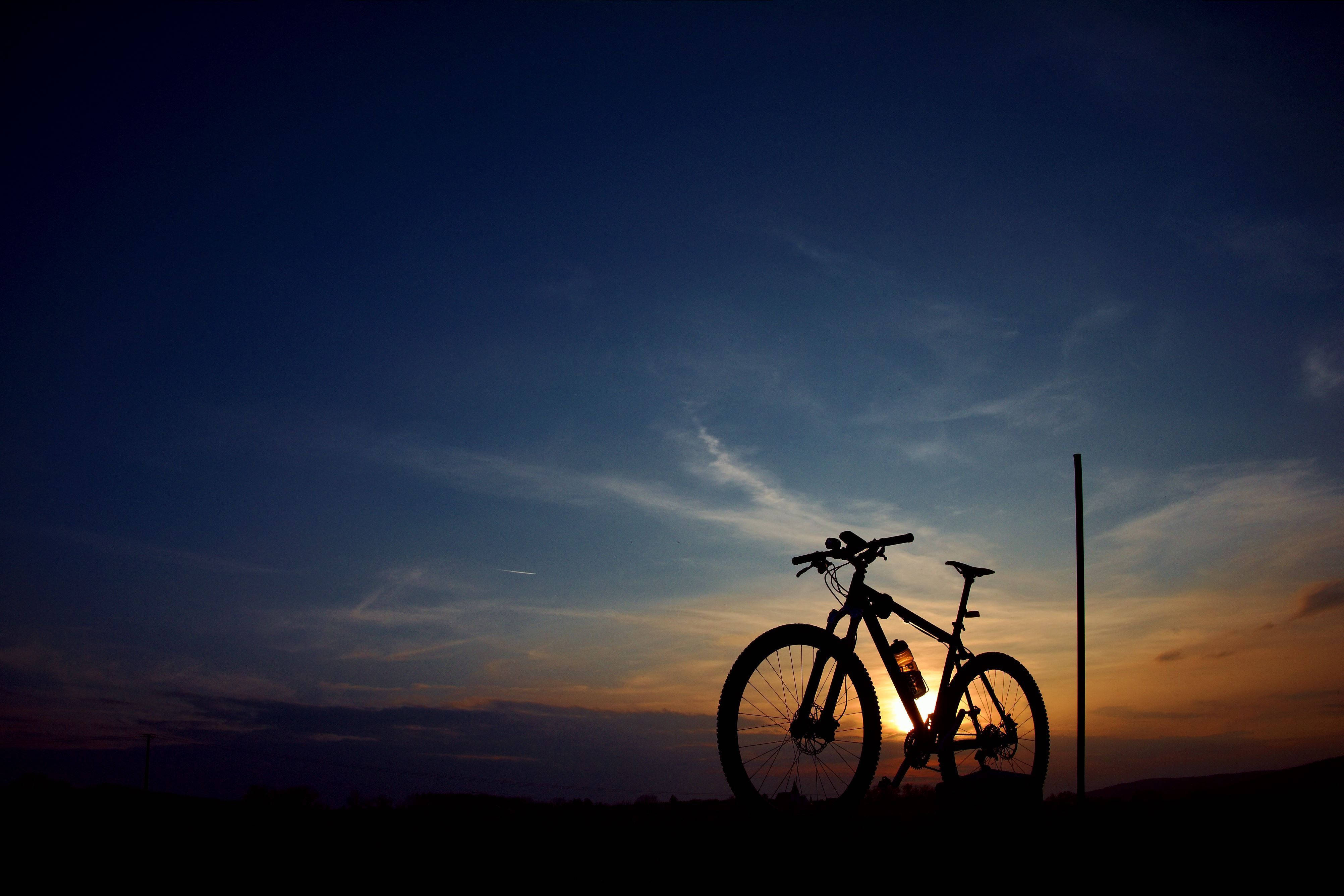 mountain bike, silhouette, twilight sky, 4K Desktop Wallpaper
