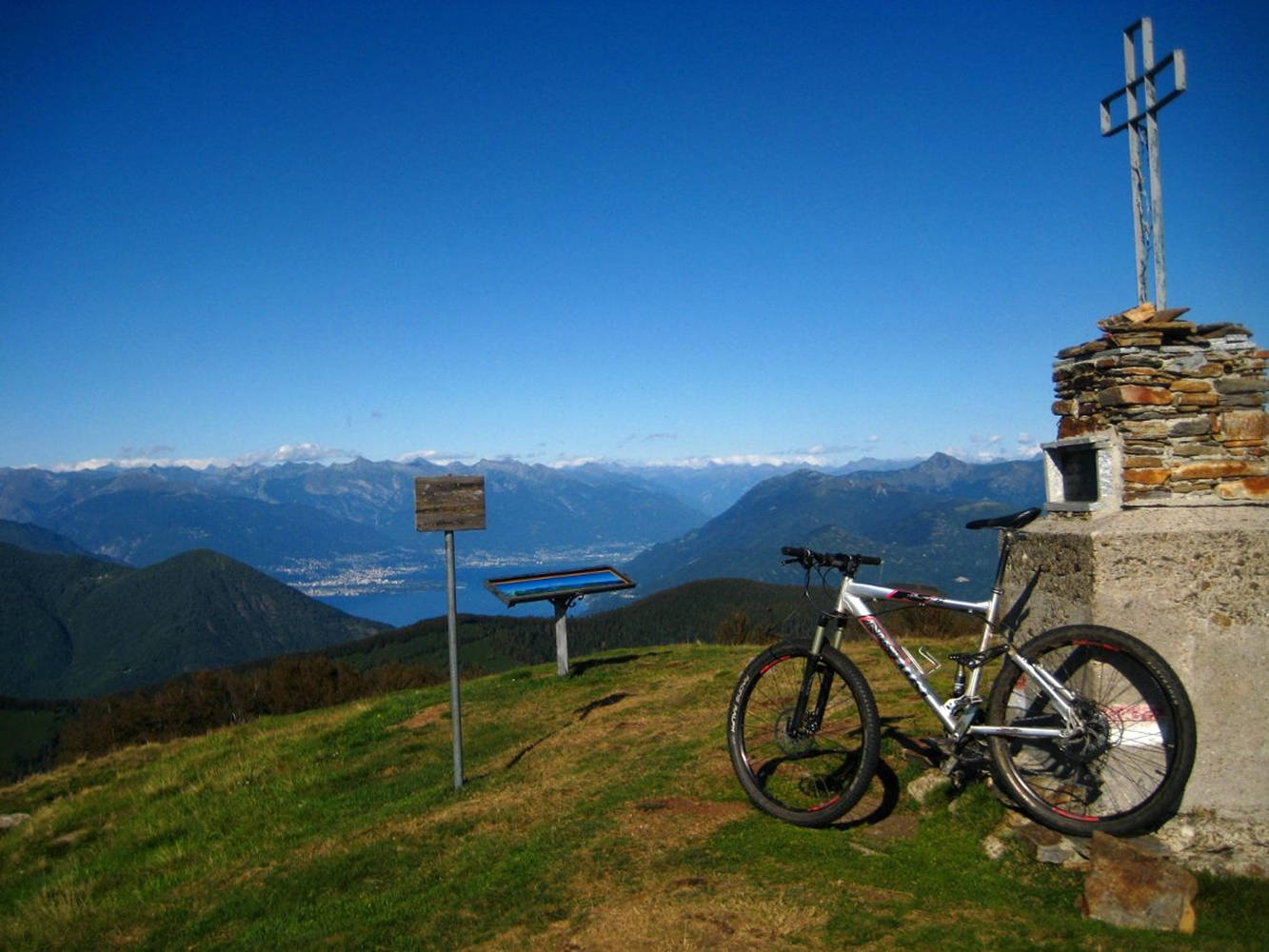 mountain bike, stone cross, grassy hill, HD Desktop Wallpaper