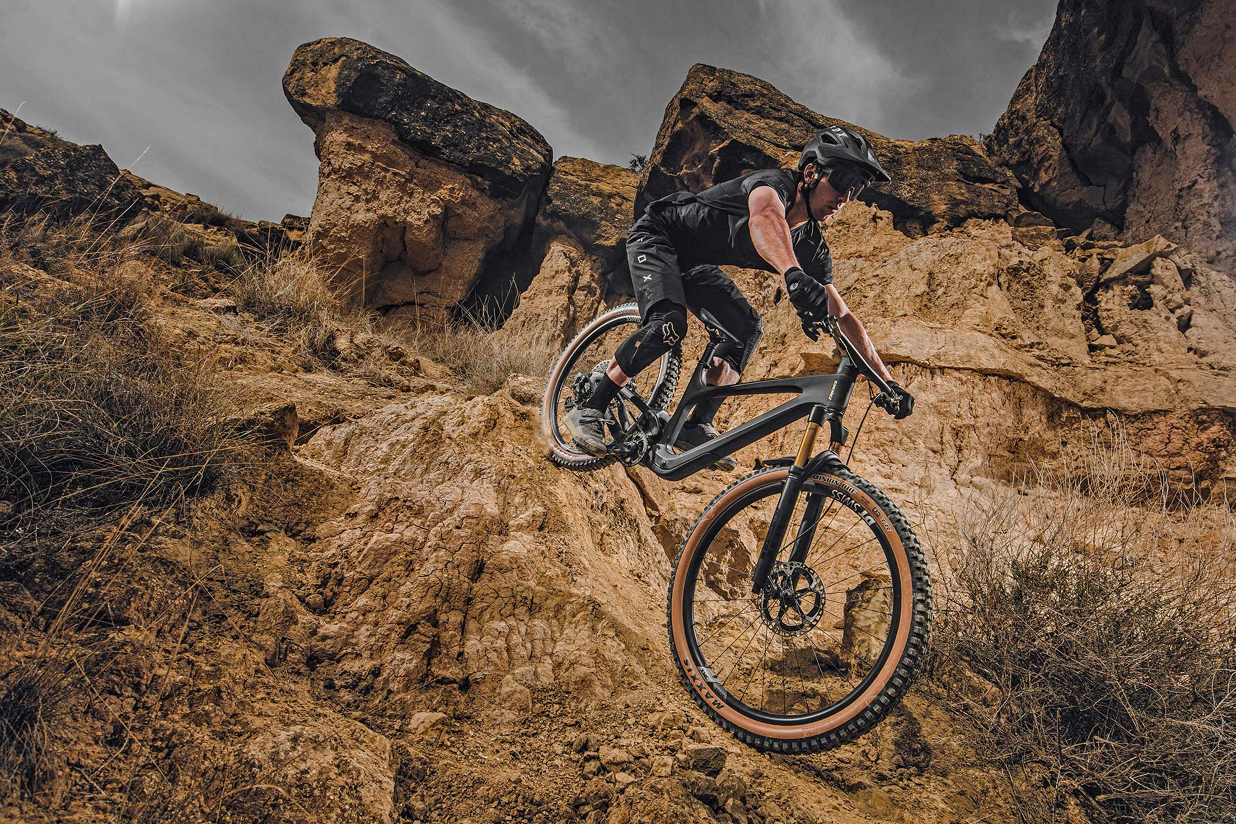 black and brown 4k mountain bike, black gear, rugged brown rocky terrain, 4K Desktop Wallpaper