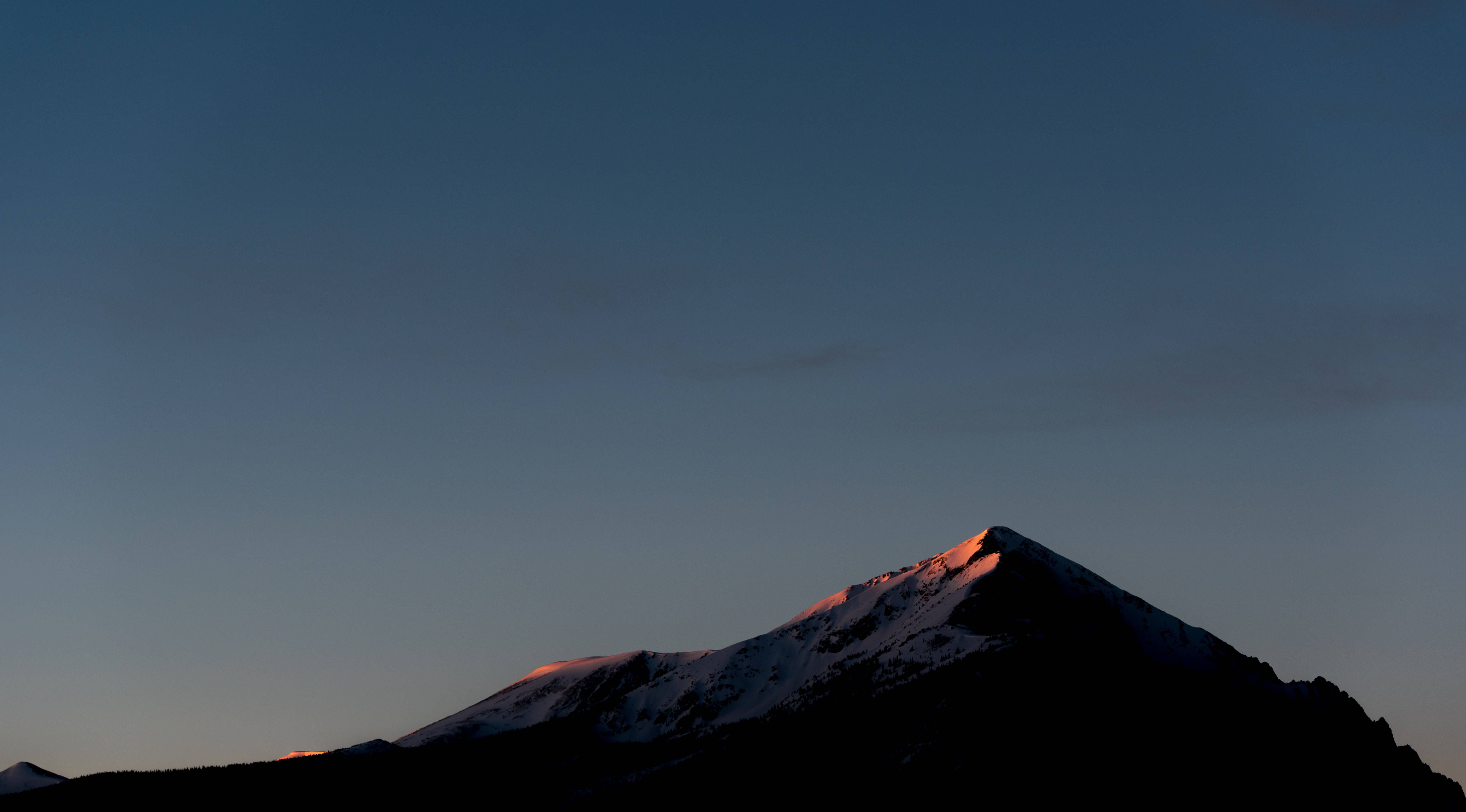 mountain peak, snowcapped mountain, warm pink light, 5K Desktop Wallpaper