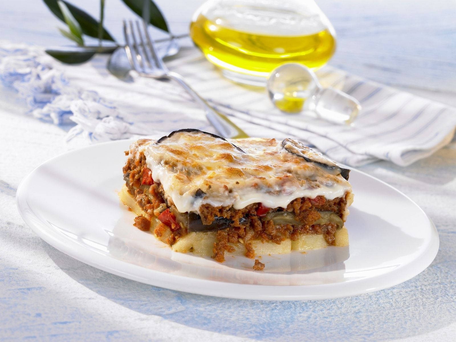 baked moussaka, creamy meat sauce, golden-brown, HD Desktop Wallpaper
