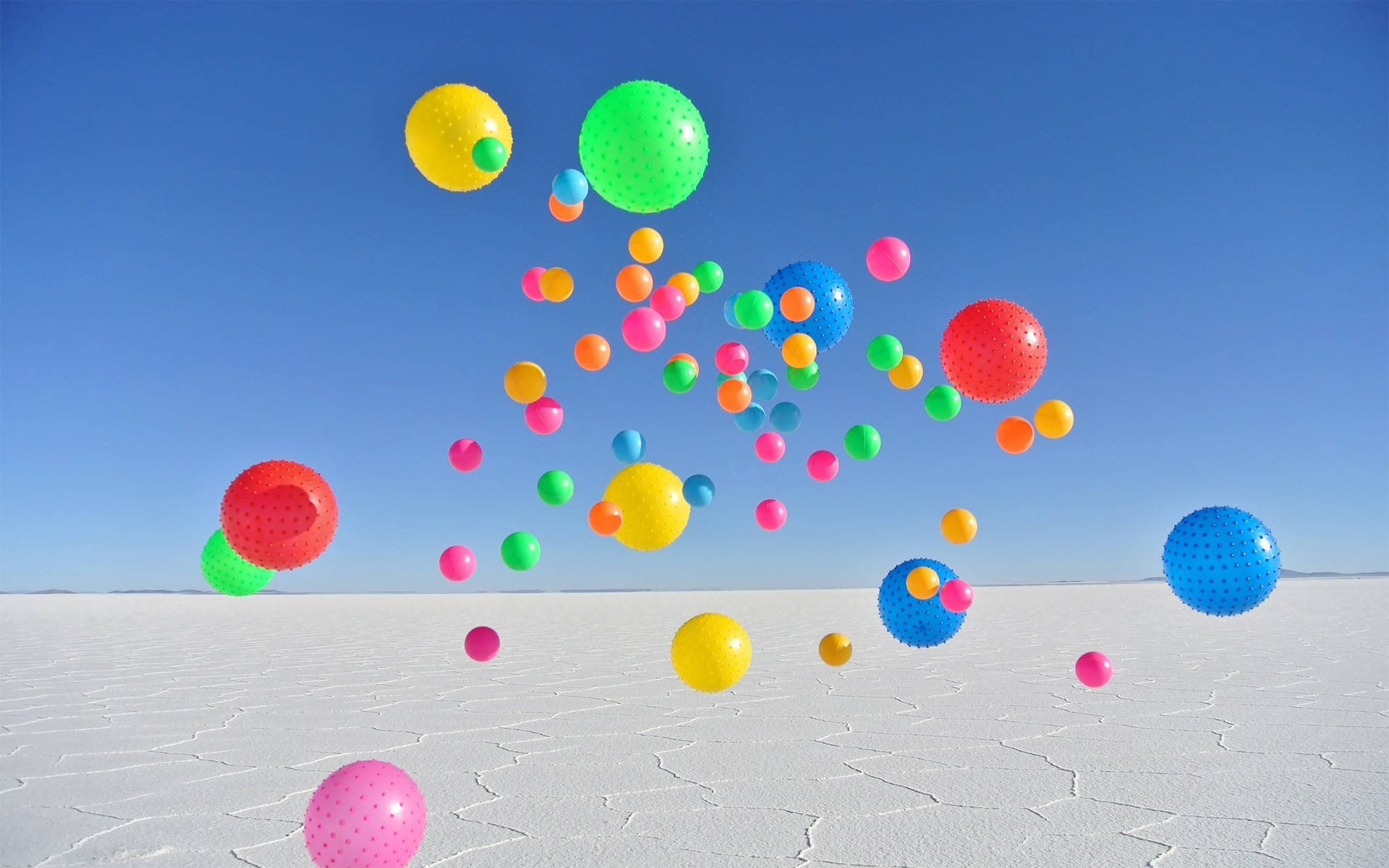 Moving Desktop, colorful balloons, cracked white desert, Full HD Desktop Wallpaper
