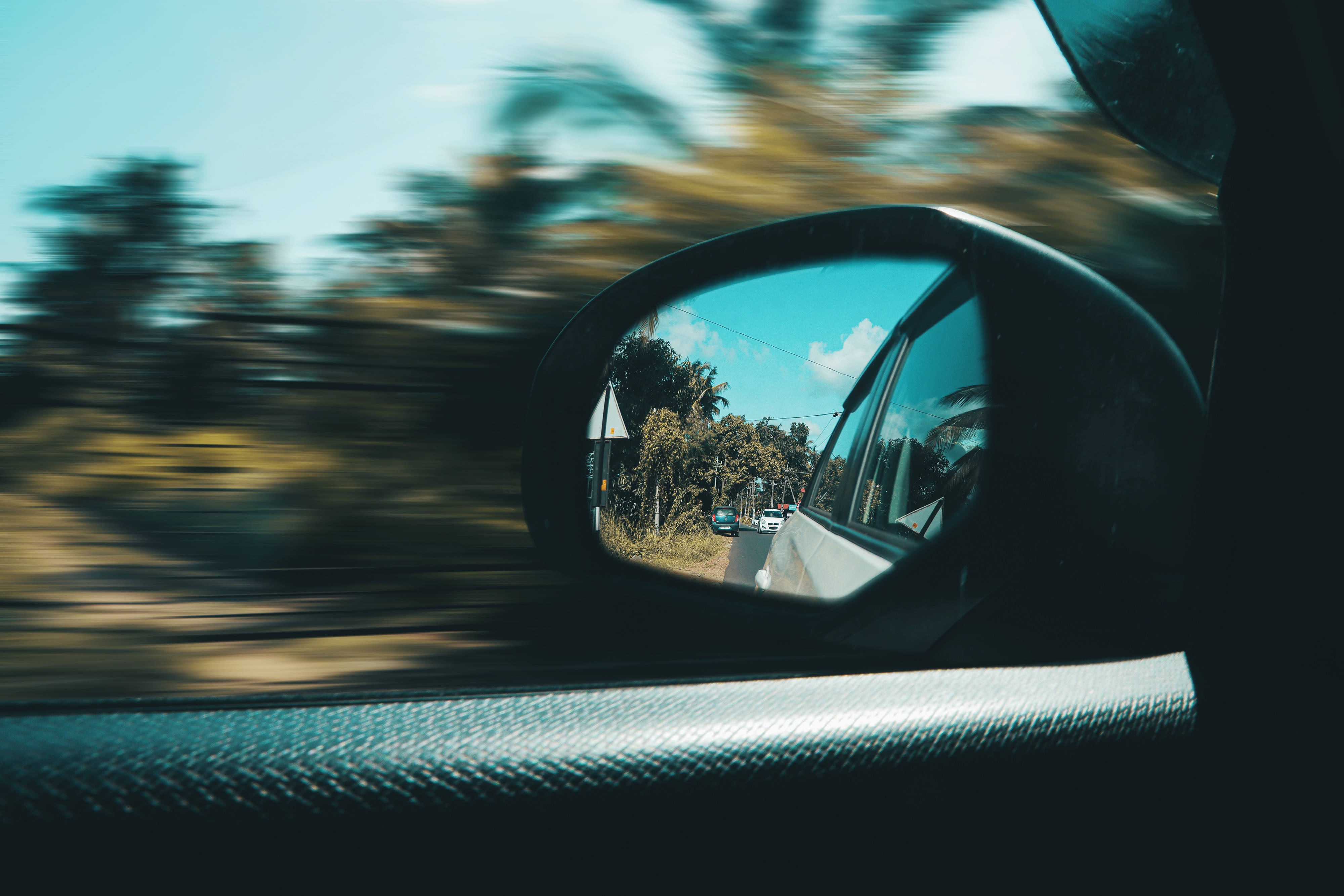 Moving Desktop, side mirror, blue sky, 4K Desktop Wallpaper