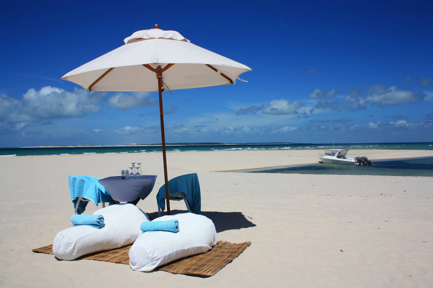 Mozambique, beach lounge, white lounge cushions, HD Desktop Wallpaper