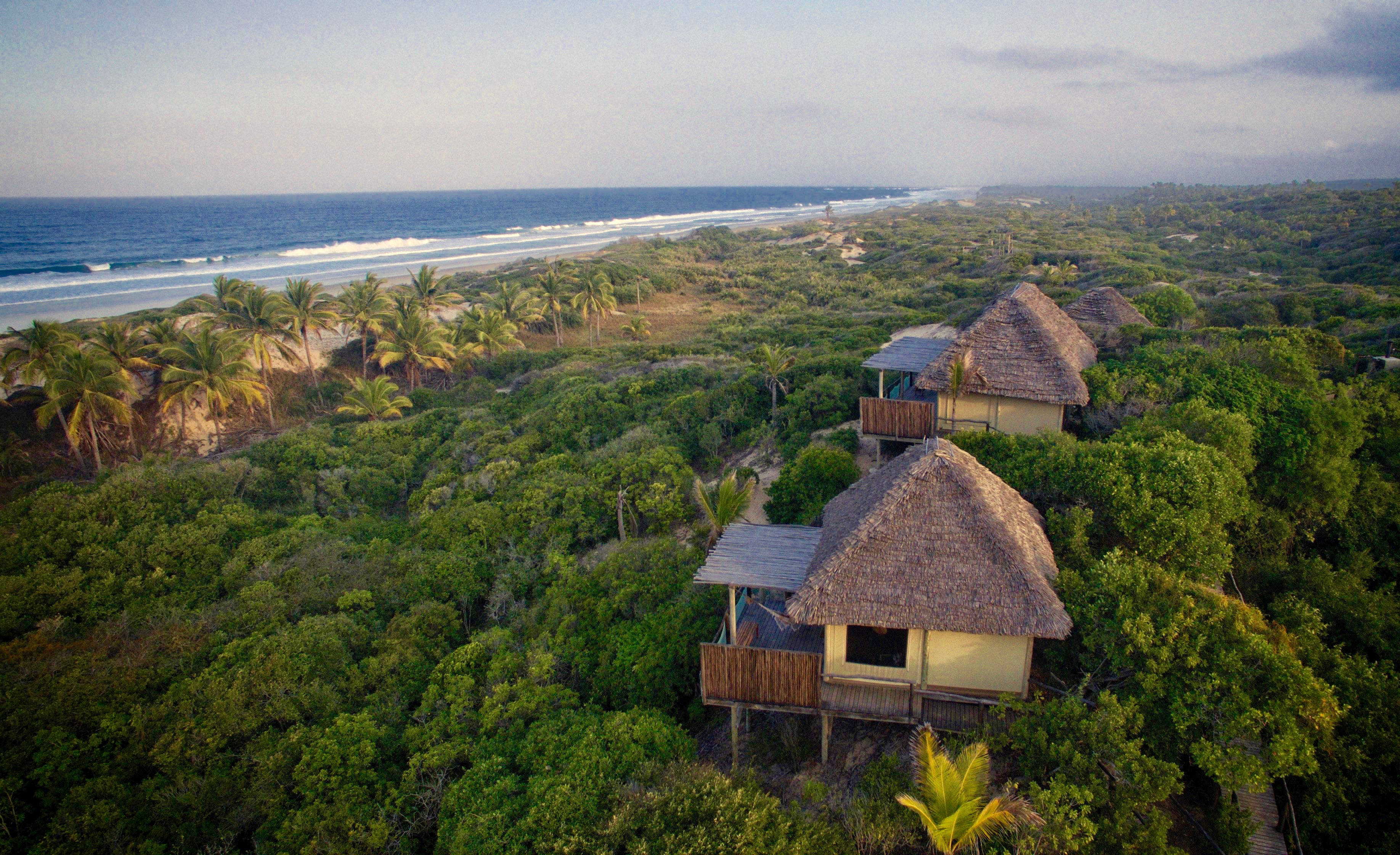 Mozambique, thatched-roof huts, lush green jungle, 2K Desktop Wallpaper