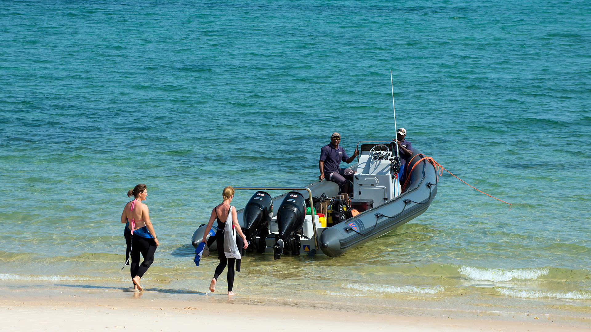Mozambique, wetsuits, gray inflatable boat, Full HD Desktop Wallpaper