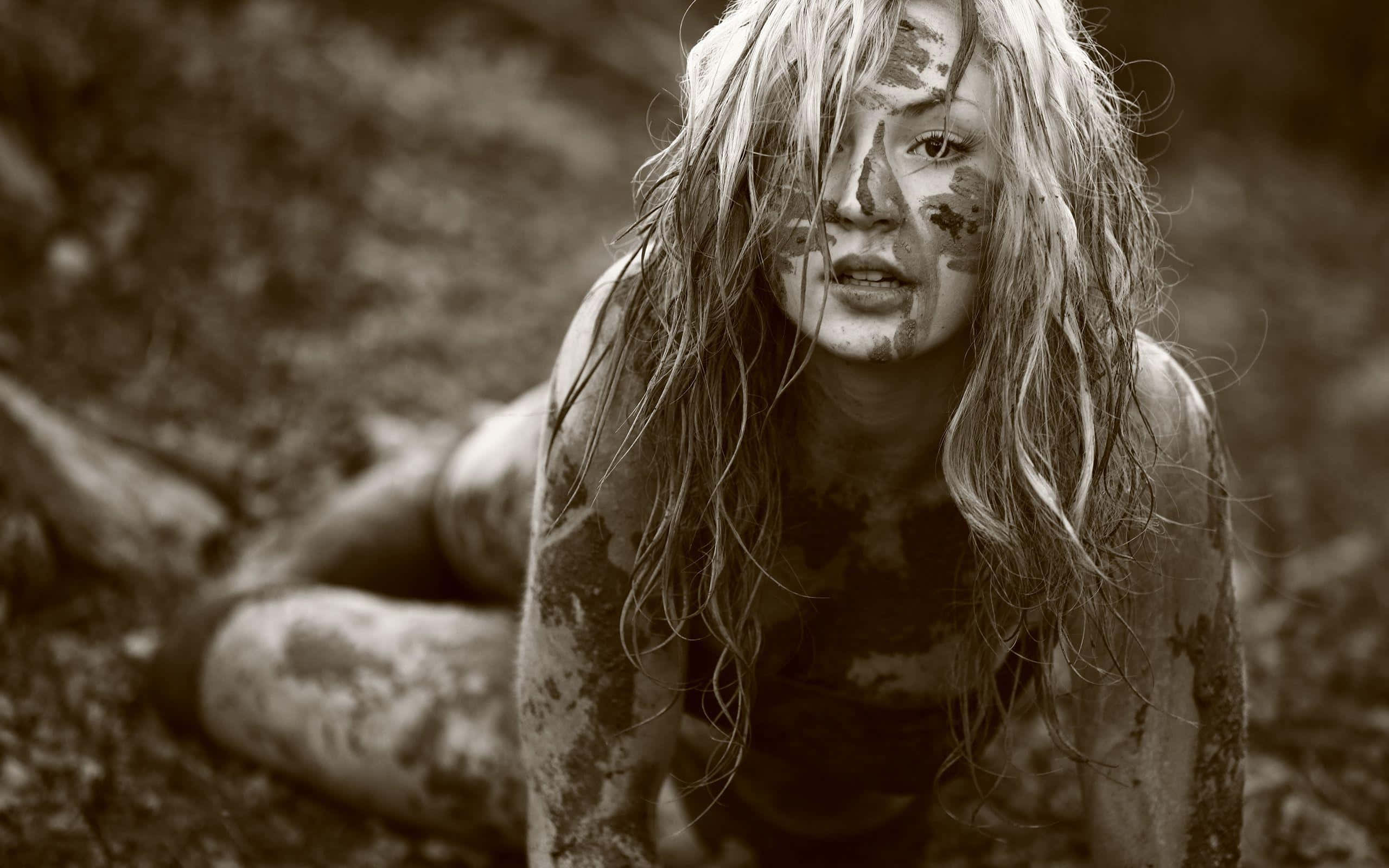 blonde woman, dirty mud, sepia, 2K Desktop Wallpaper
