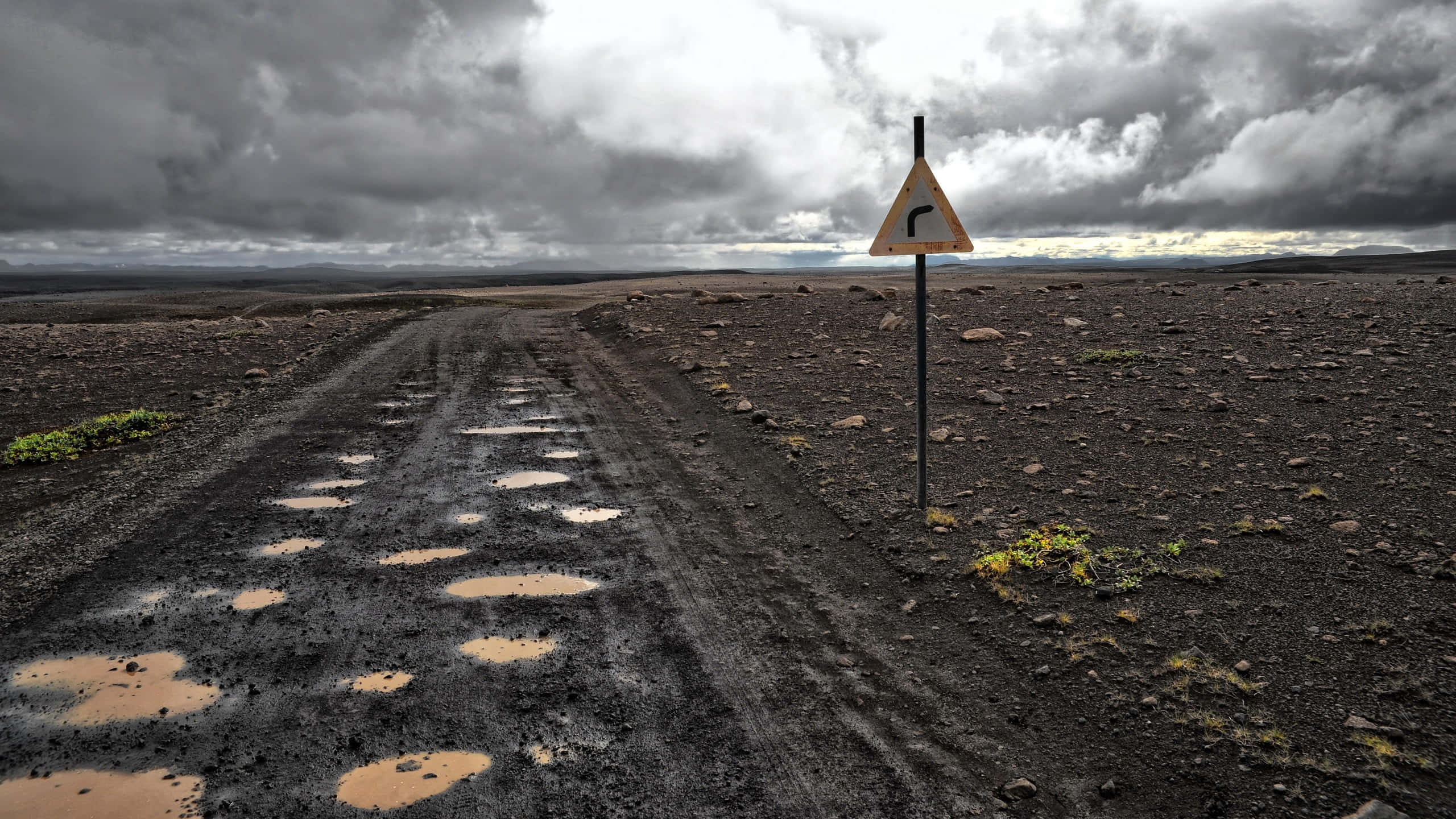 mud traffic street sign, winding road sign, muddy gravel path, 2K Desktop Wallpaper