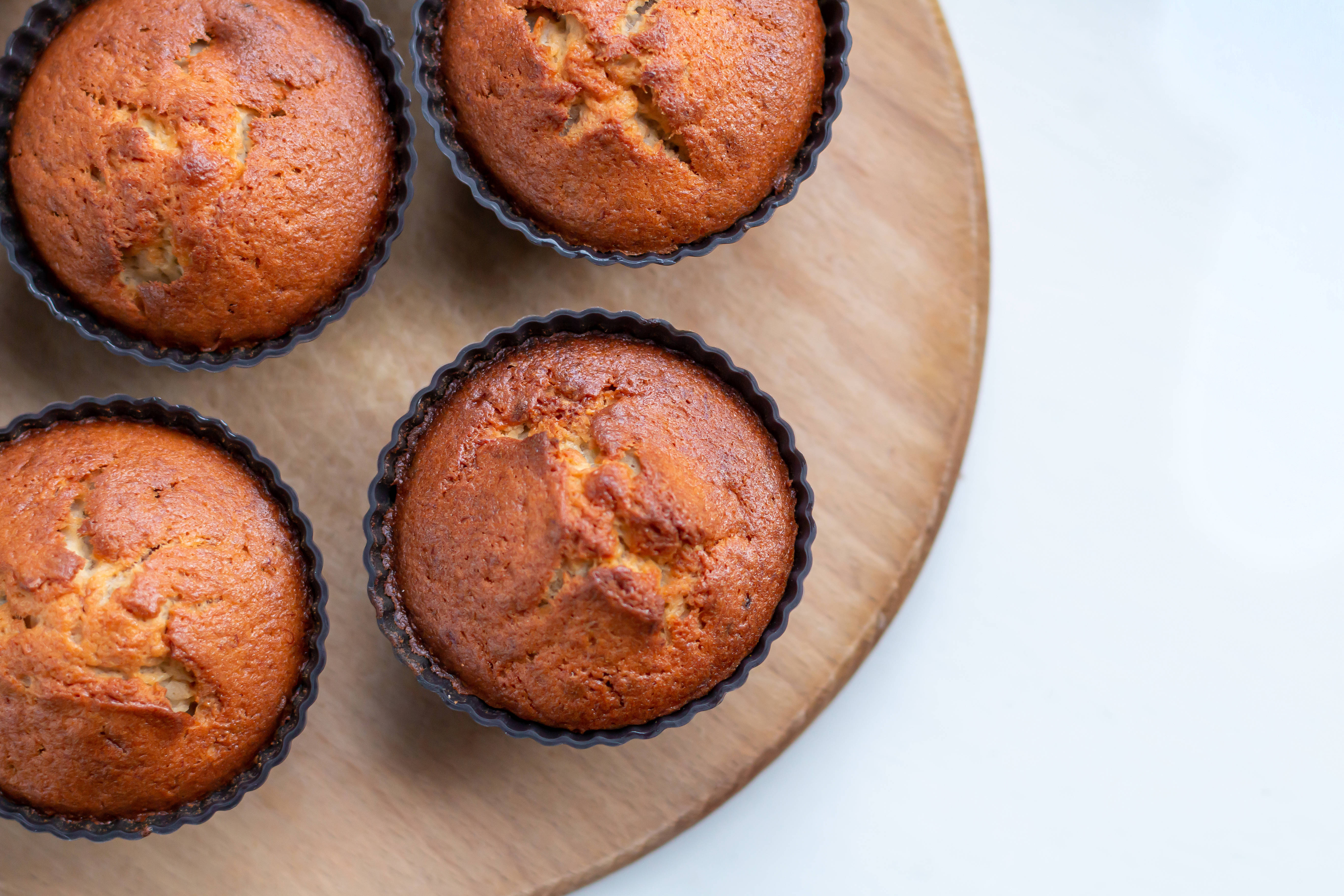 muffin, wooden plate, dark paper liners, 5K Desktop Wallpaper