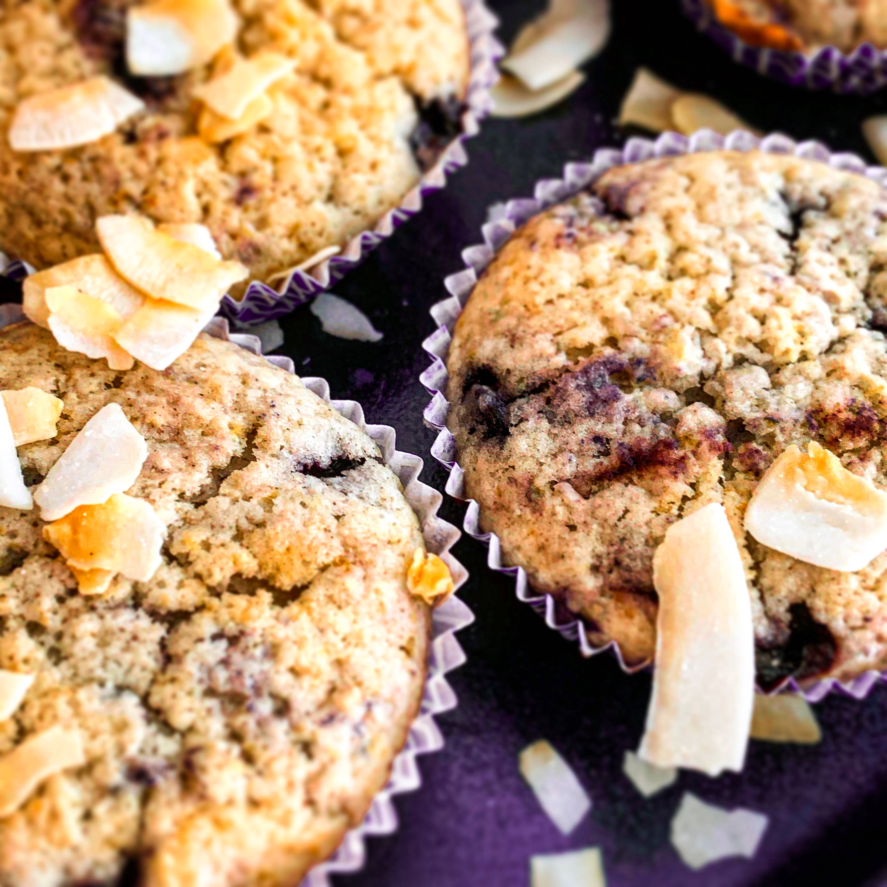 muffin, golden blueberry muffin, toasted coconut flakes, 2K Desktop Wallpaper
