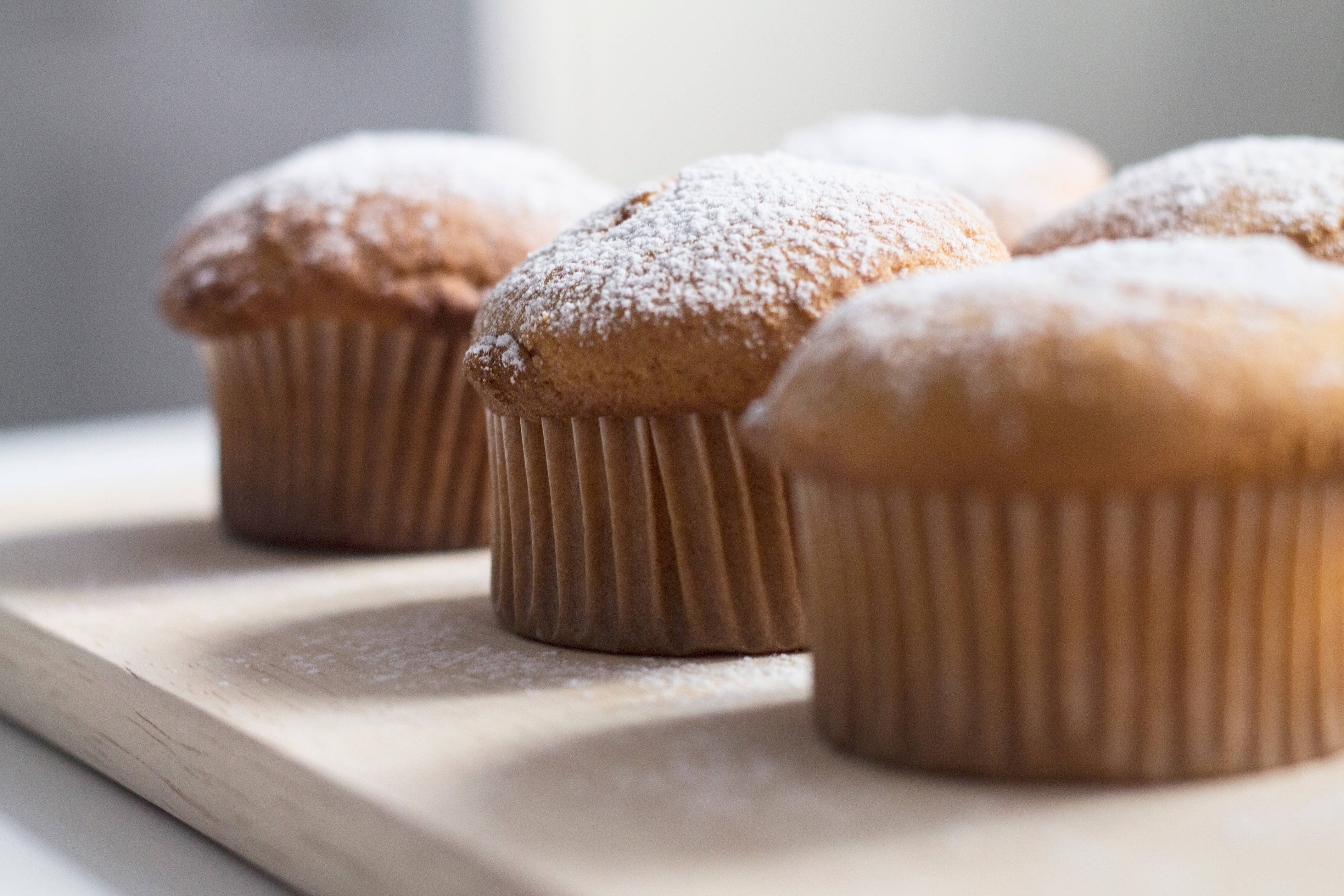 muffins, powdered sugar, light wooden board, 4K Desktop Wallpaper