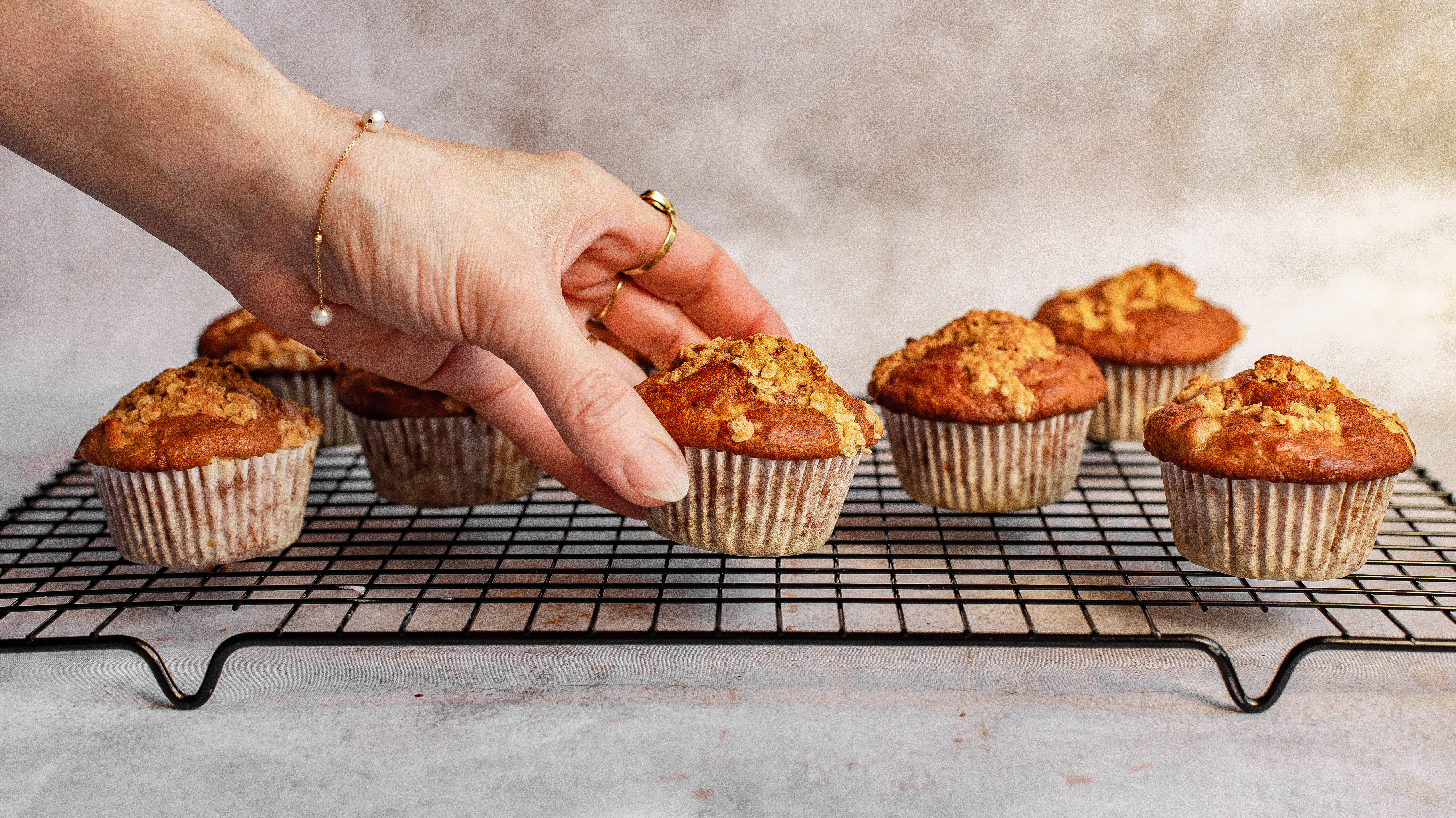 apricot toasted muffins, gold rings, warm crumb-topped muffin, 5K Desktop Wallpaper
