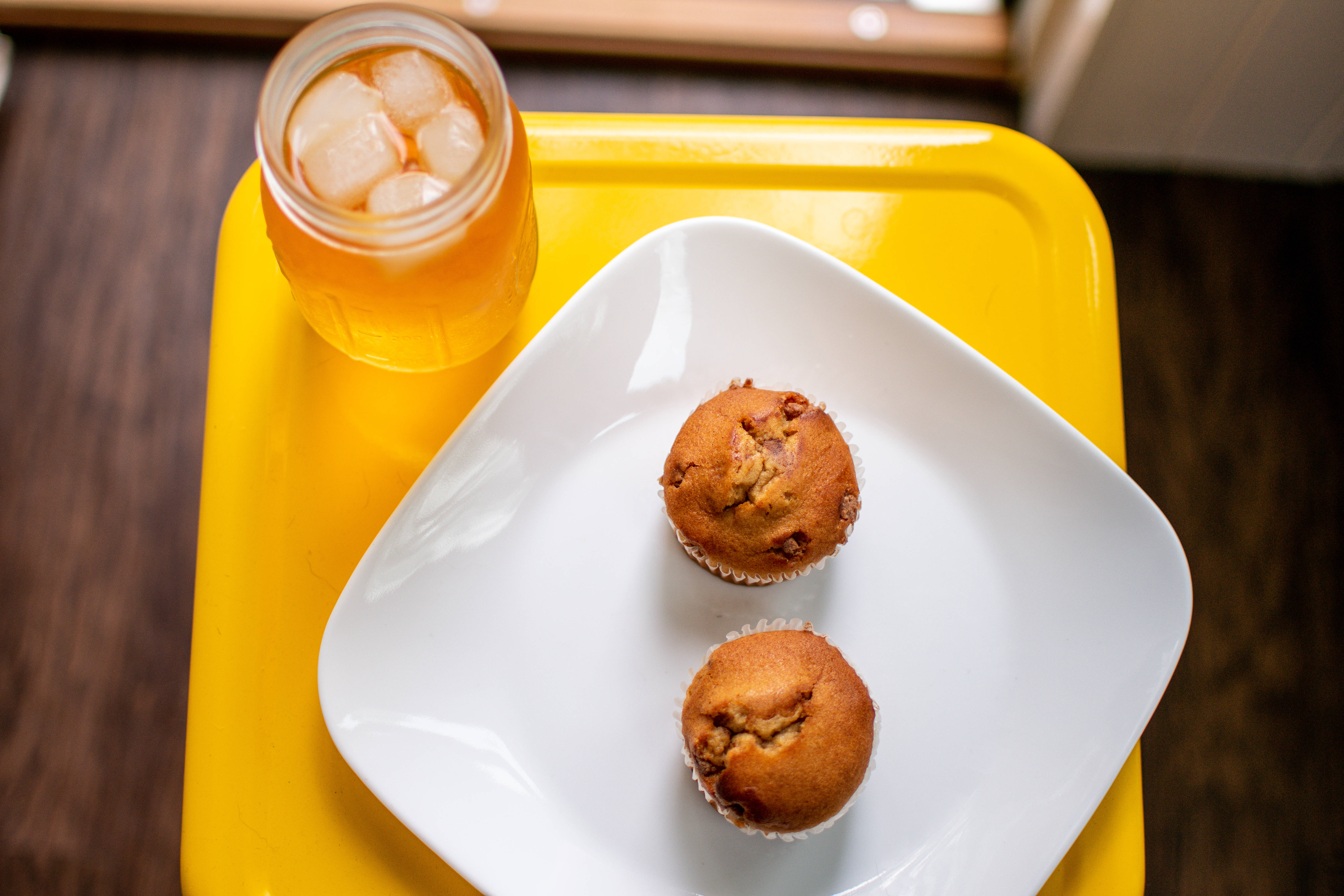 muffin, iced tea, bright yellow tray, 5K Desktop Wallpaper