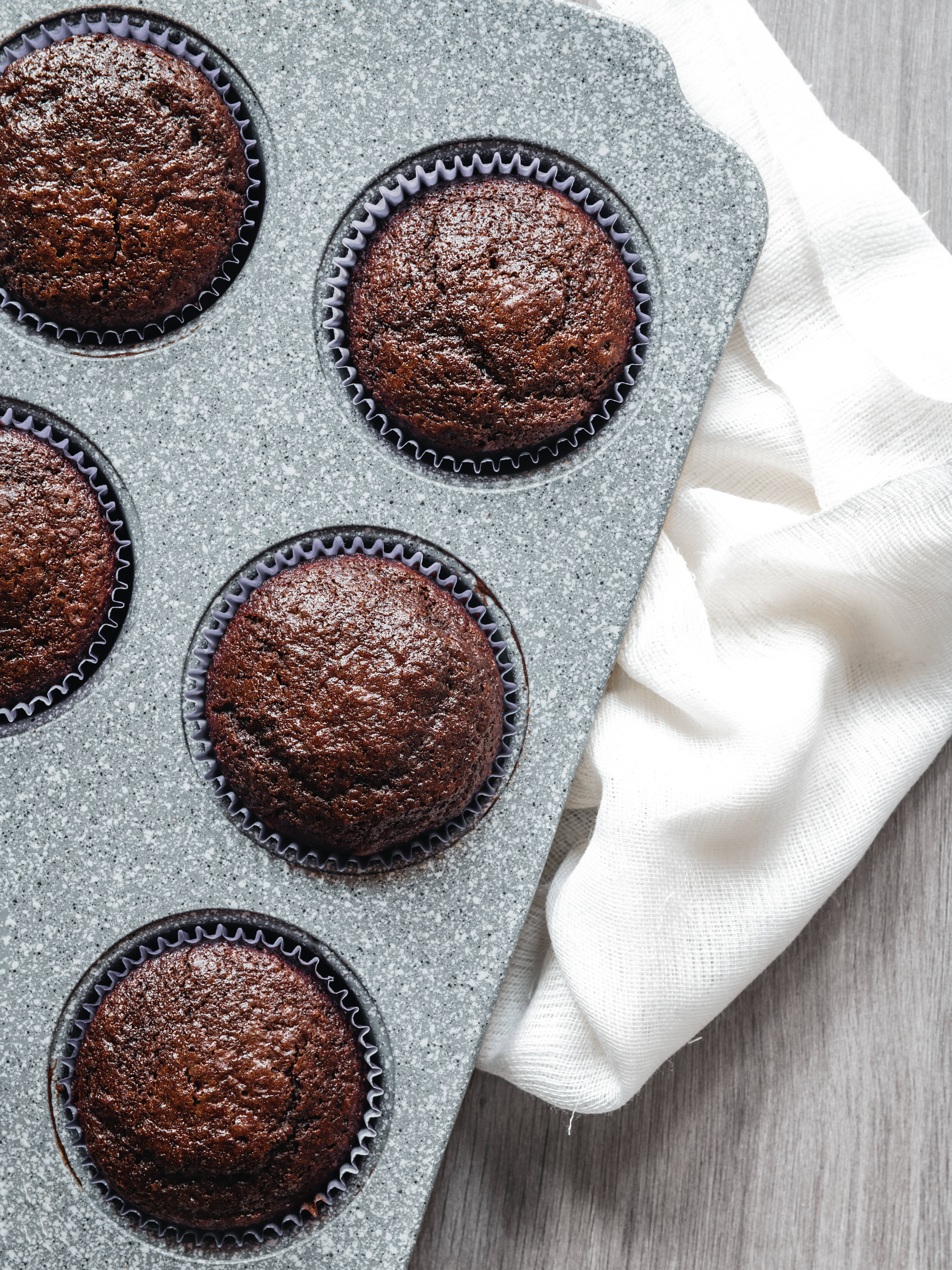 gray silicone tray, chocolate muffins, white cloth, 5K Phone Wallpaper