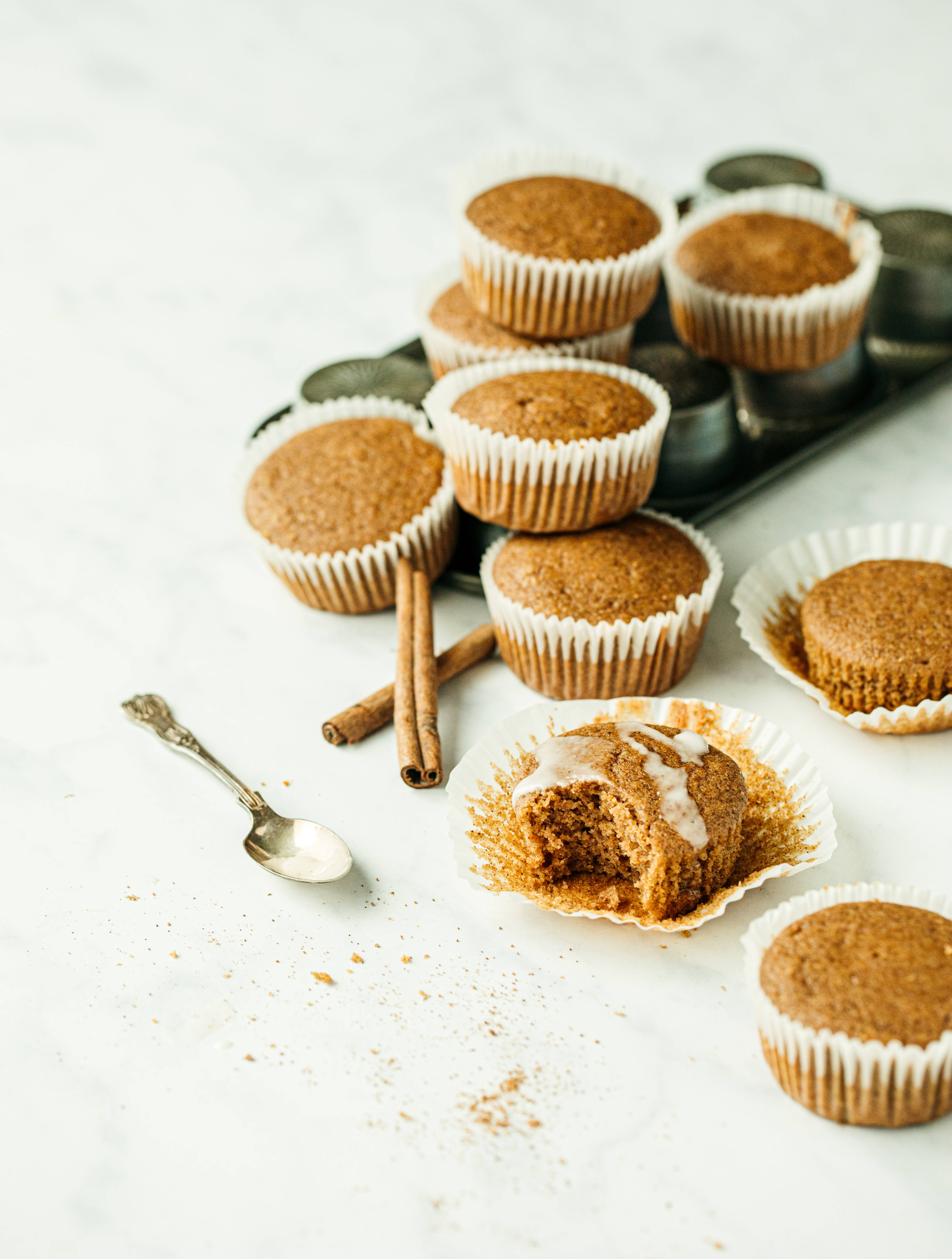 golden brown muffins, cinnamon muffins, white glaze, 5K Phone Wallpaper