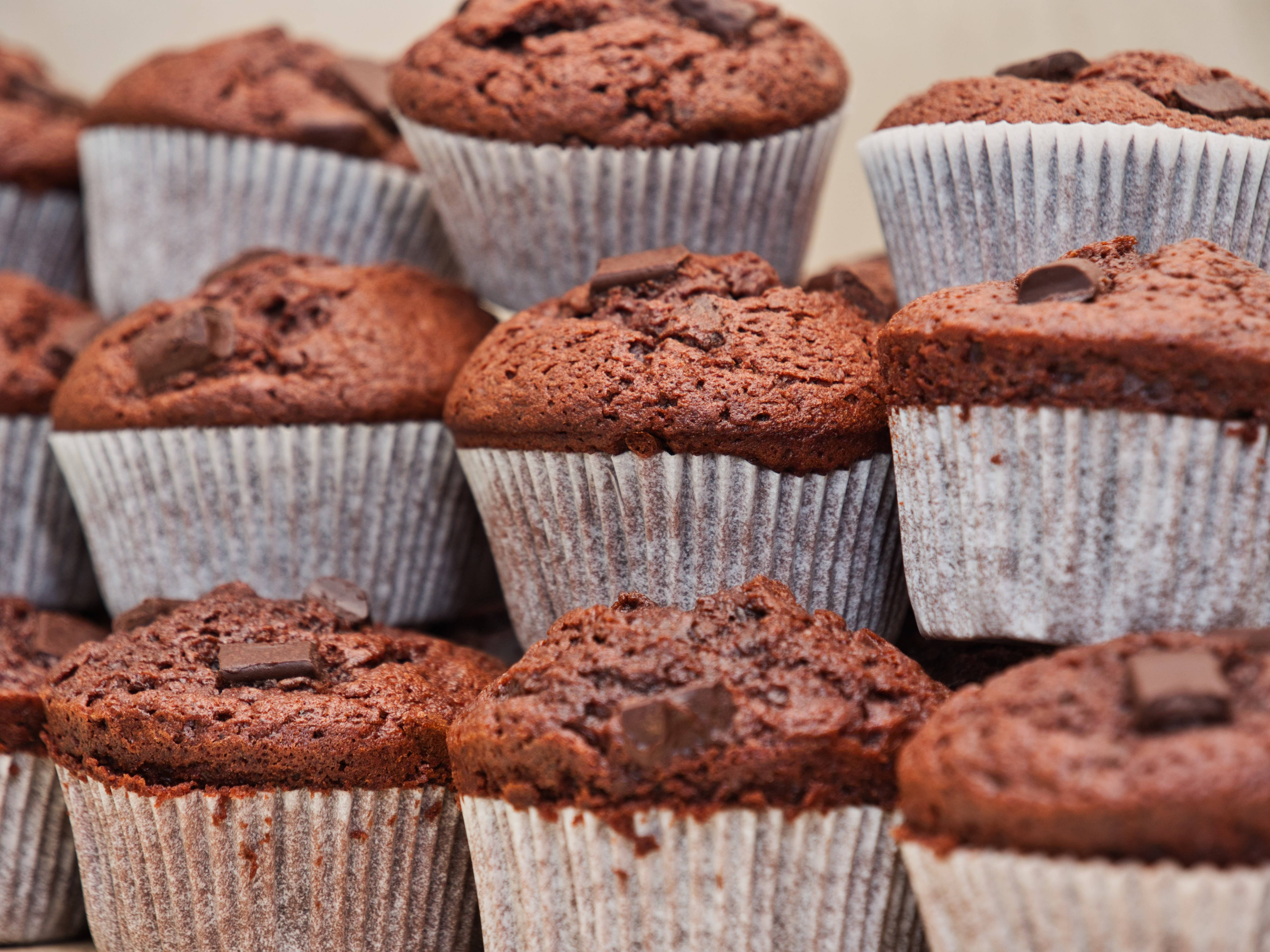 chocolate muffin, chocolate chunks, white paper liners, 5K Desktop Wallpaper