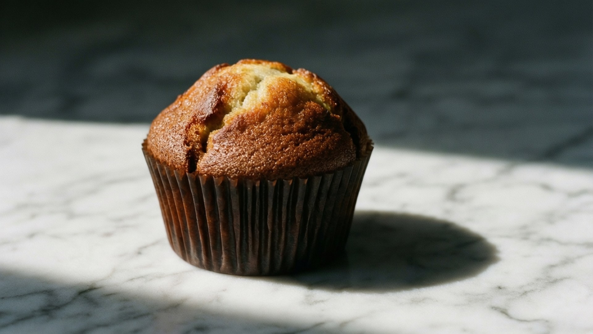 minimalist muffin, golden brown muffin, dark paper liner, Full HD Desktop Wallpaper