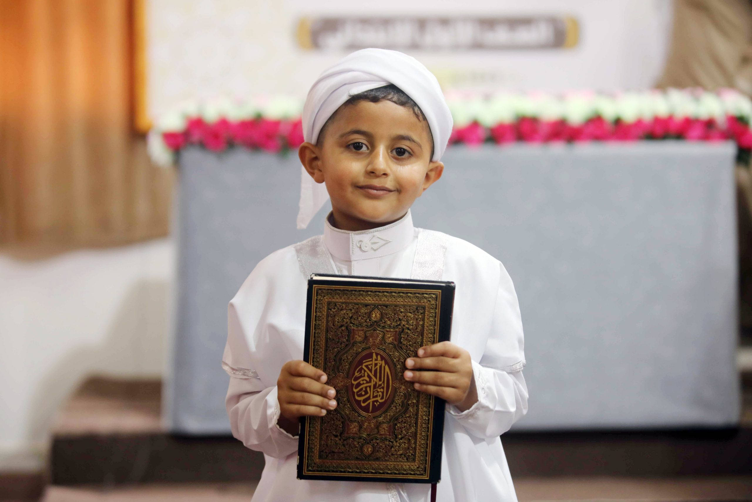 Palestinian, Islamic, white traditional attire, 2K Desktop Wallpaper