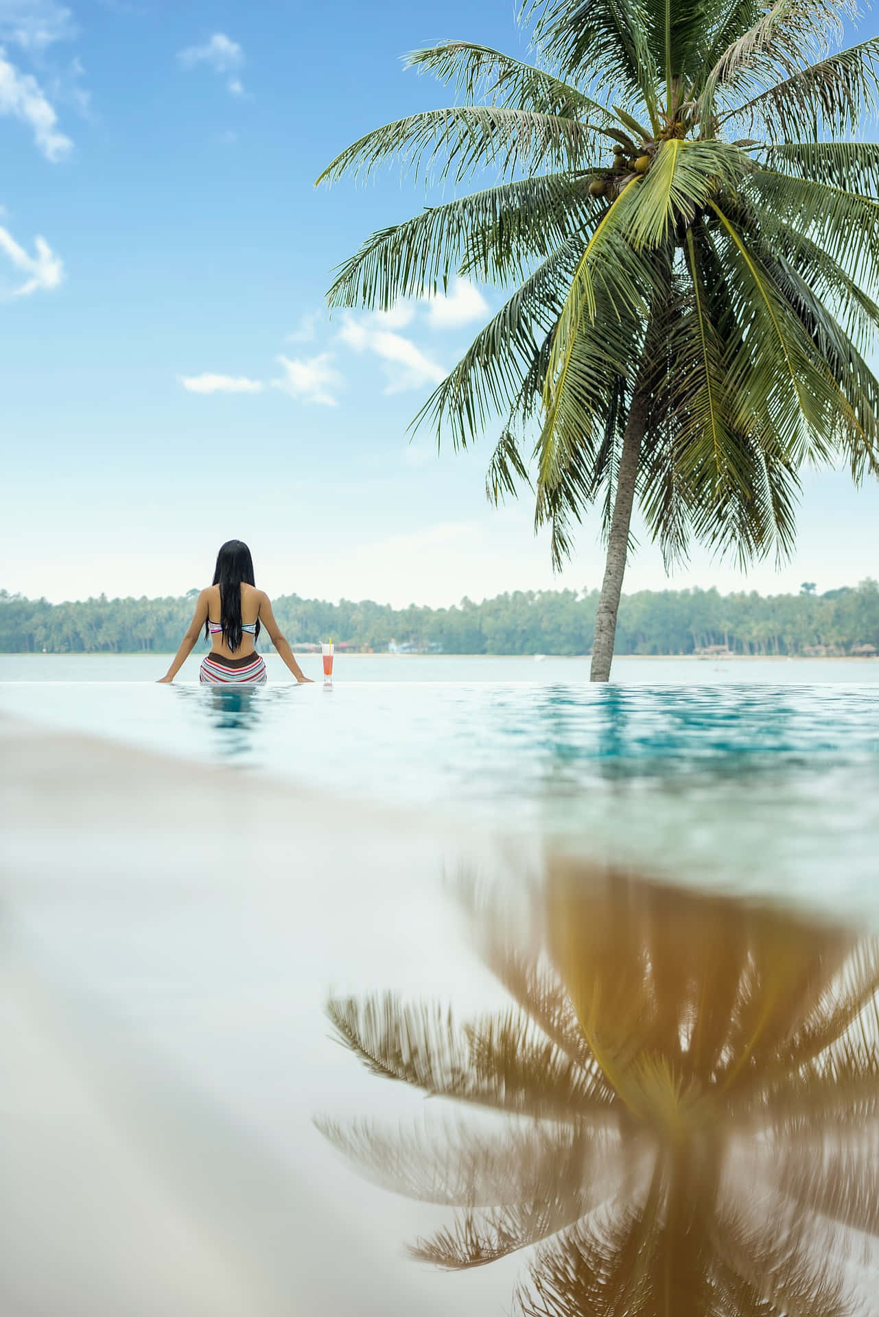 Mujer Soltera, infinity pool, striped swimsuit, Full HD Phone Wallpaper