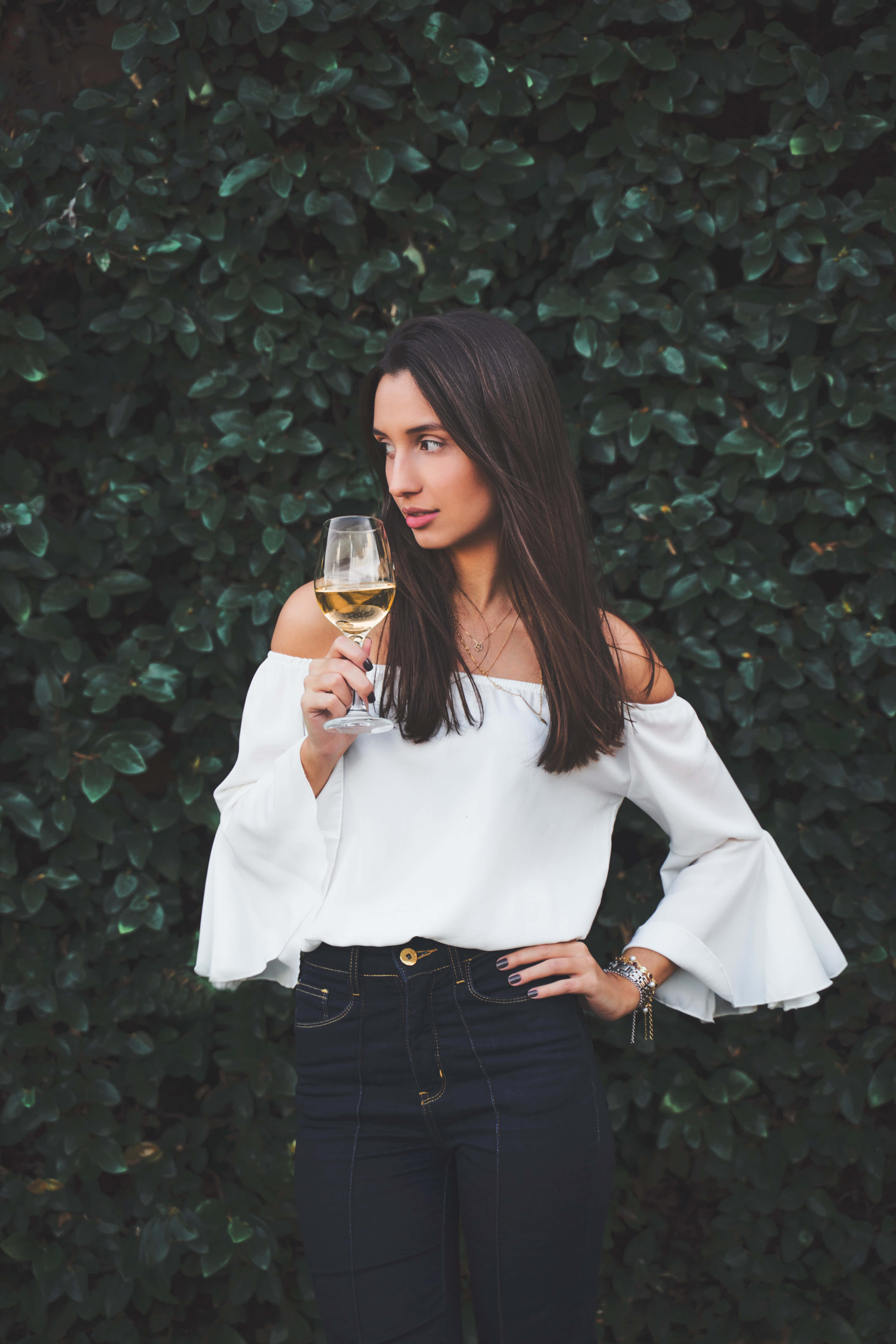 mujer soltera, white off-shoulder blouse, glass of white wine, 5K Phone Wallpaper