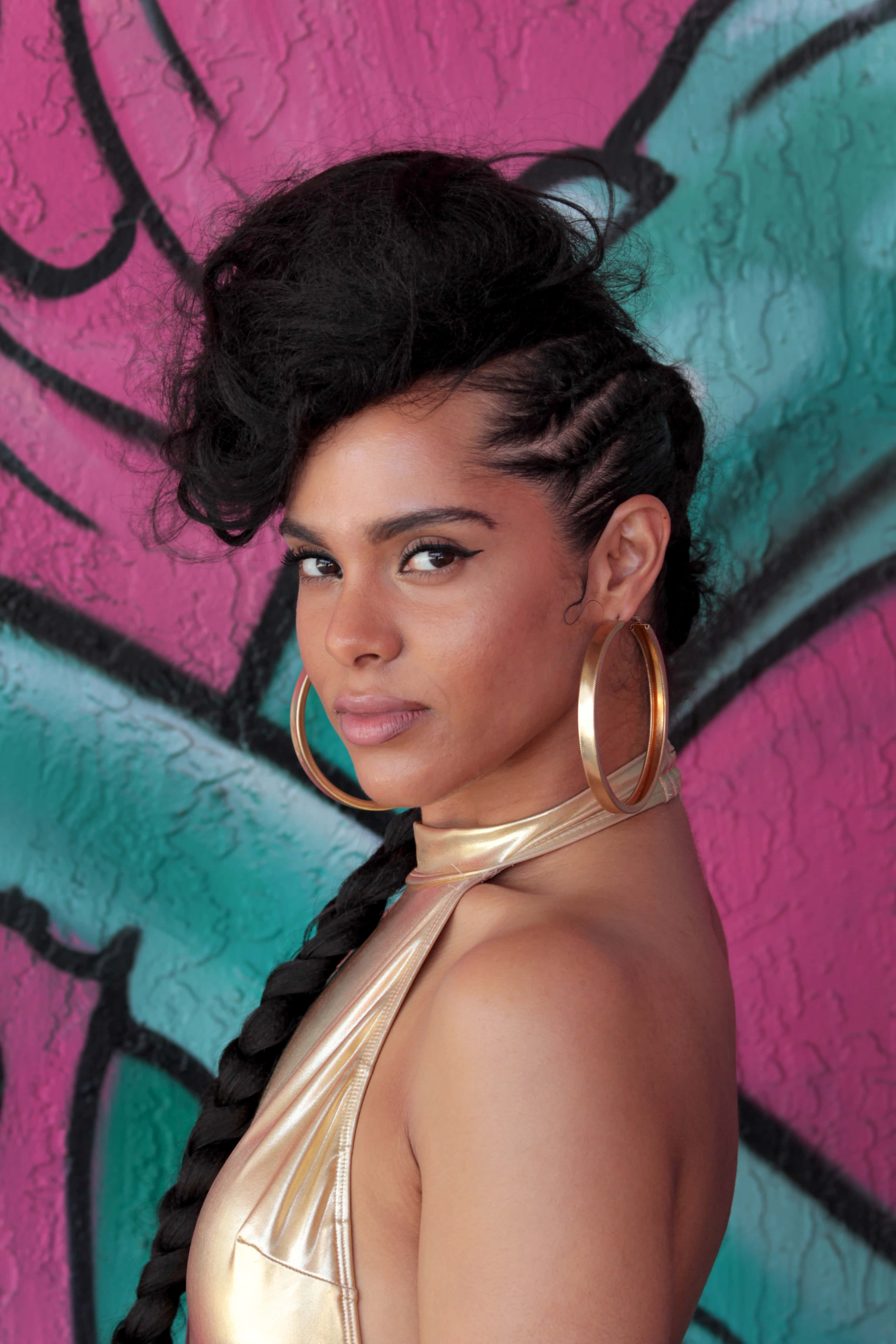 Mujer Soltera, big earrings, voluminous black hair, 5K Phone Wallpaper