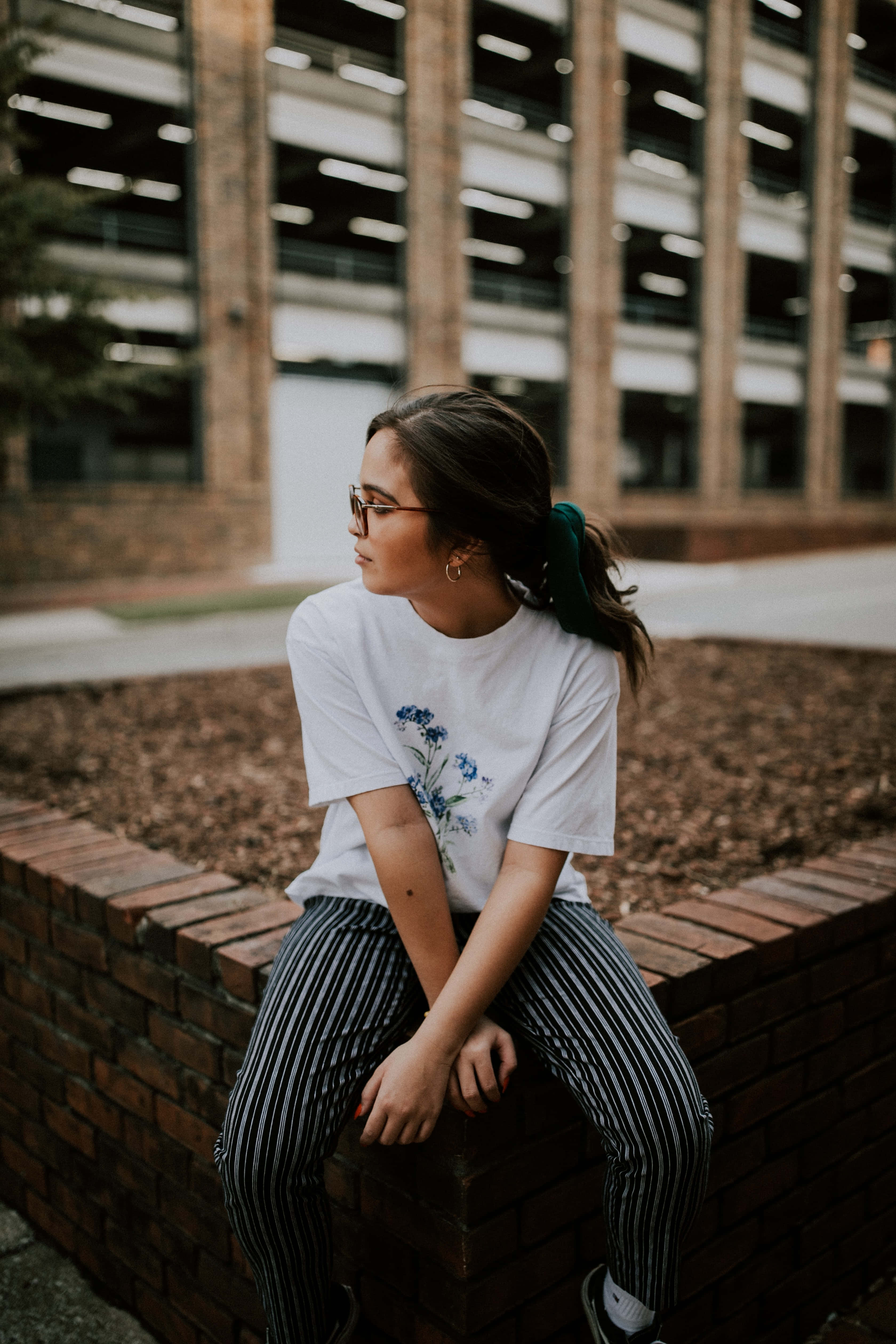 Mujer Soltera, striped pants, brick wall, 4K Phone Wallpaper