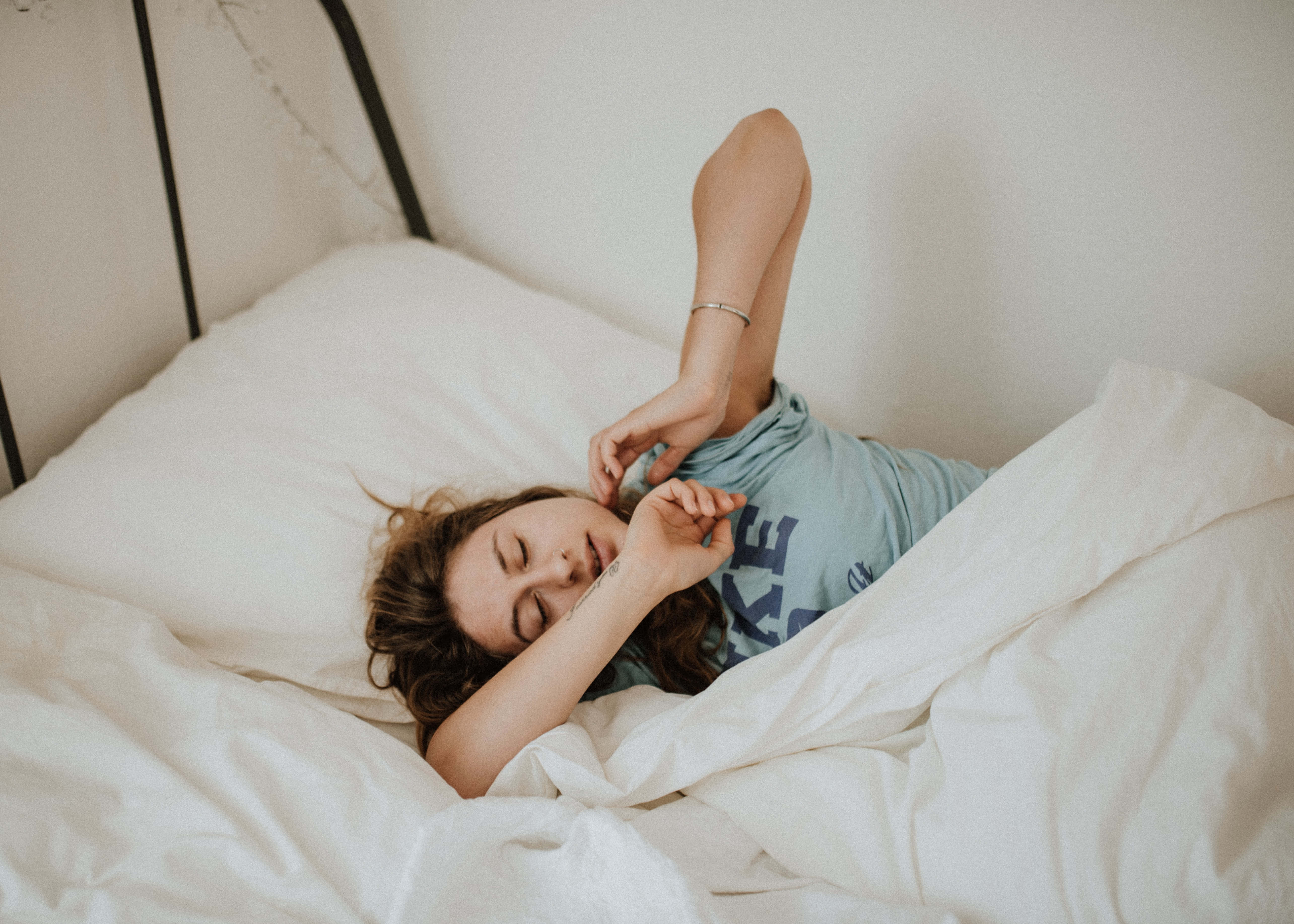 Mujer Soltera, bed, soft white sheets, 5K Desktop Wallpaper