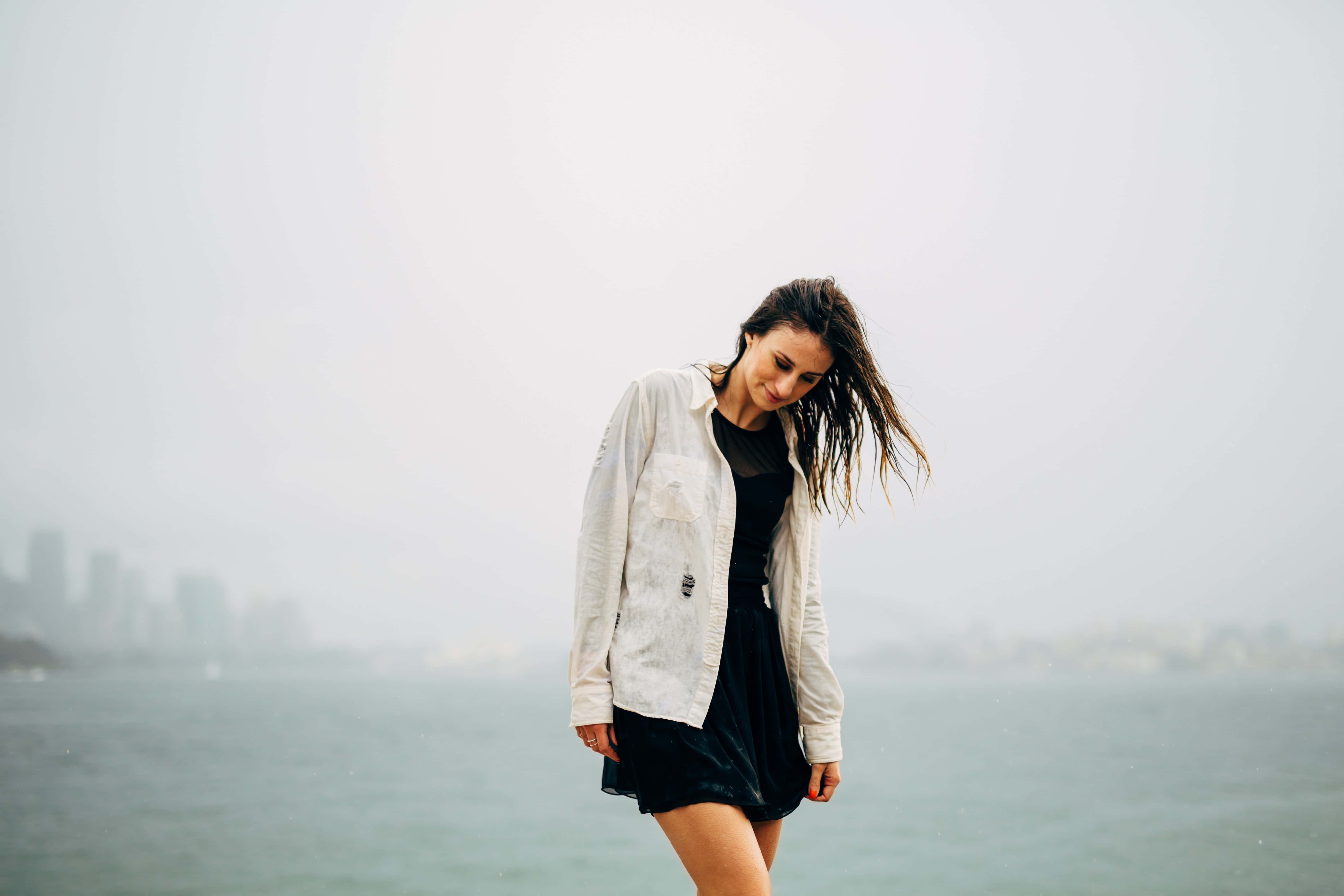 mujer soltera, foggy day, white jacket, 5K Desktop Wallpaper