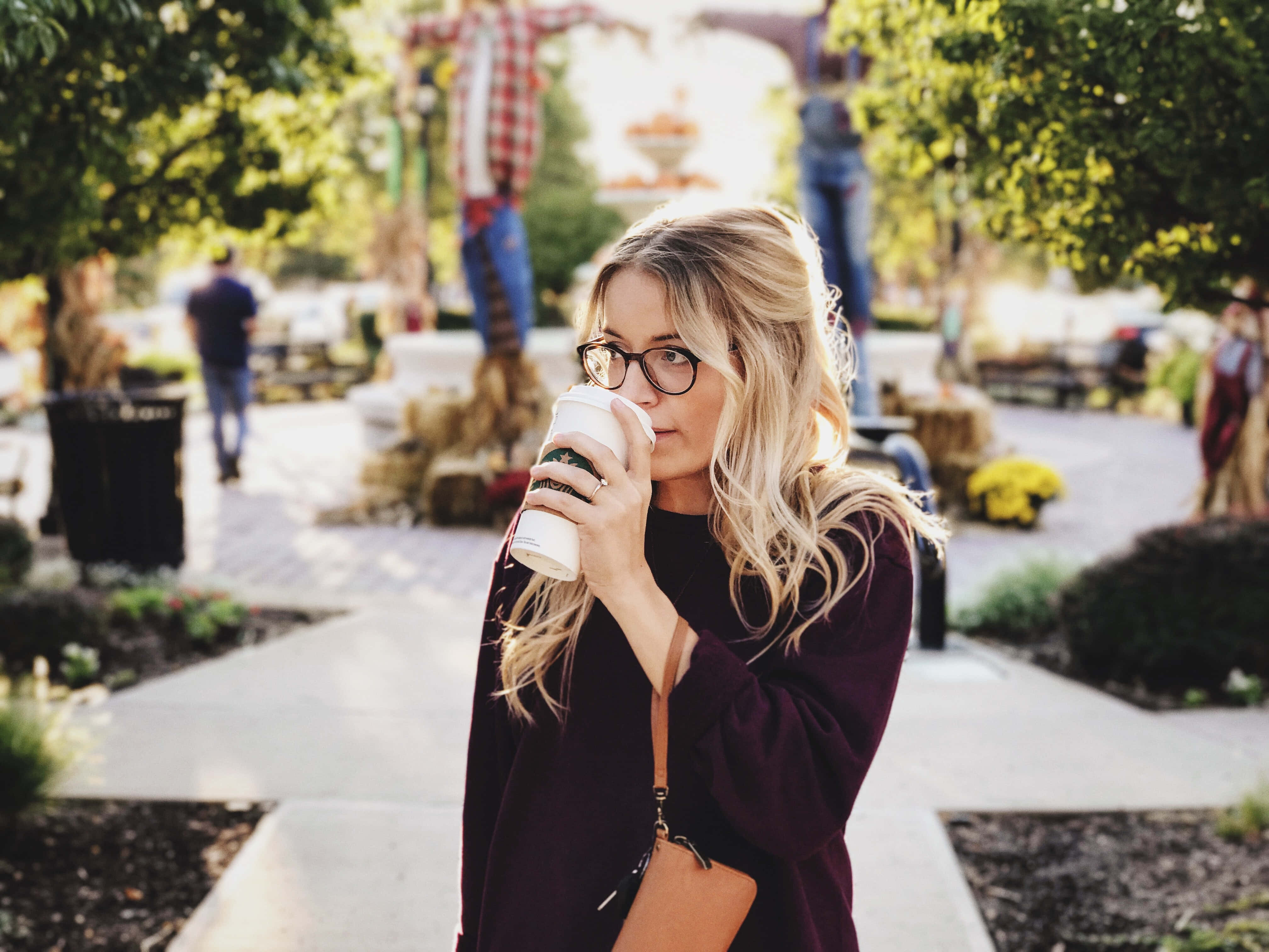 Mujer Soltera, glasses, blonde woman, 4K Desktop Wallpaper