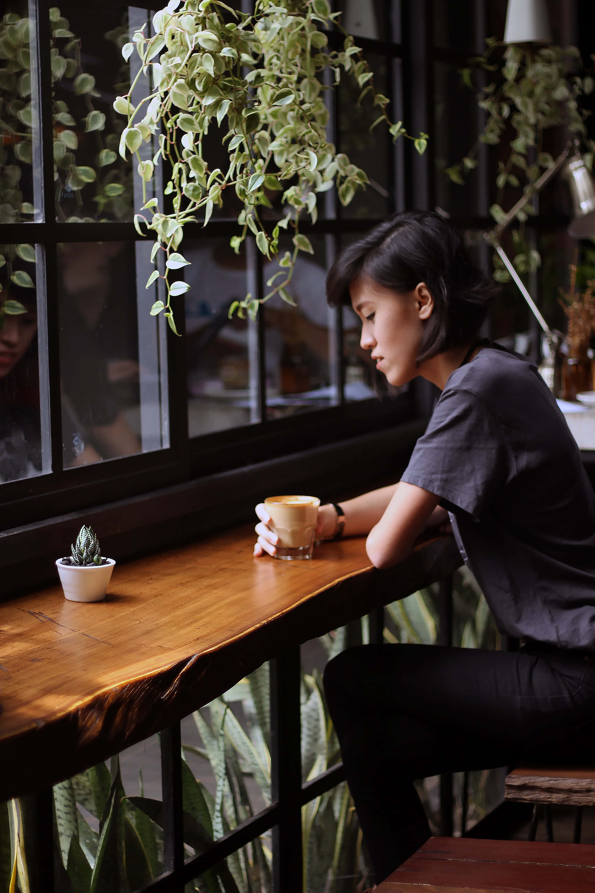 Mujer Soltera, coffee shop, wooden café counter, 2K Phone Wallpaper
