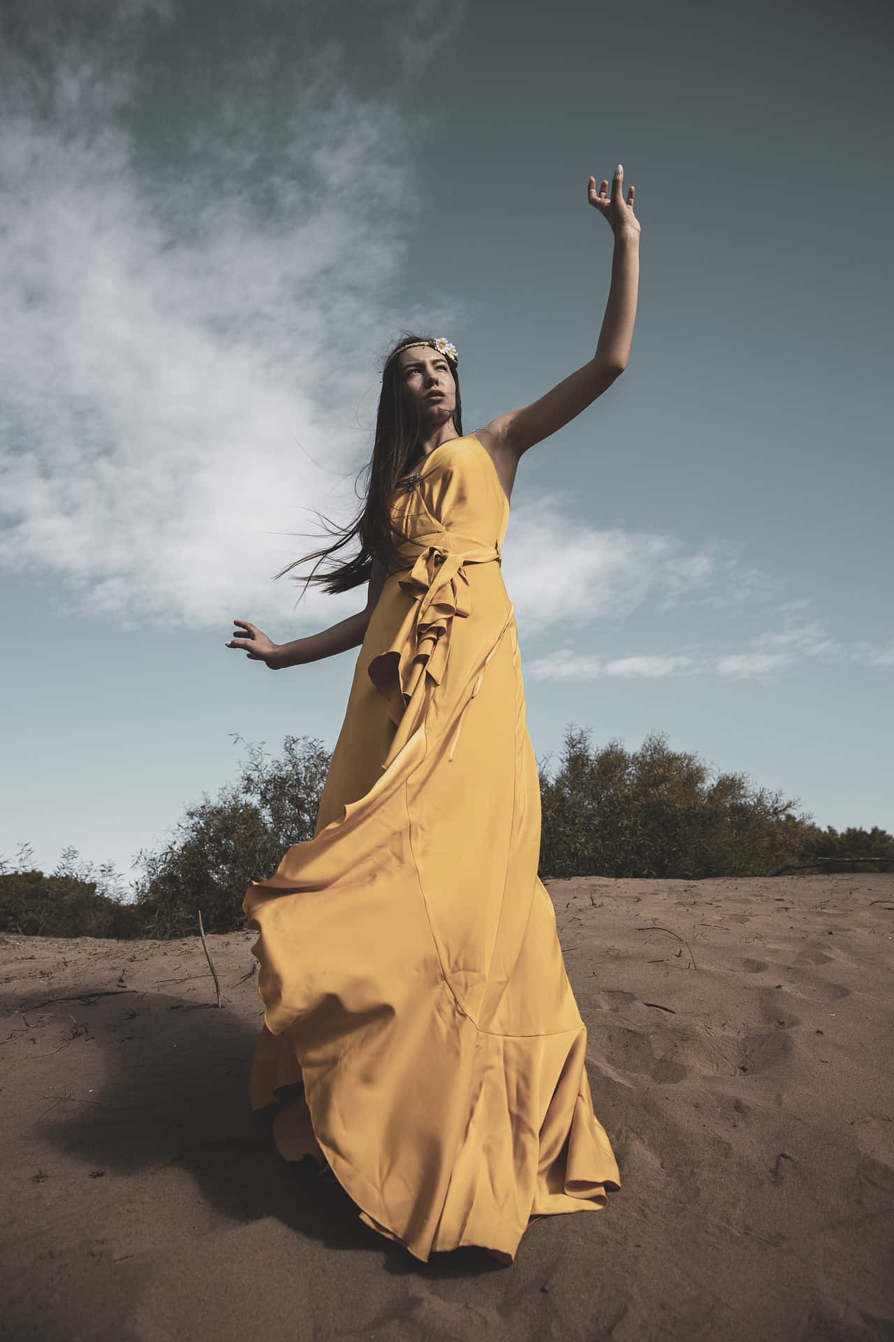 Mujer Soltera, yellow dress, sandy dune, Full HD Phone Wallpaper