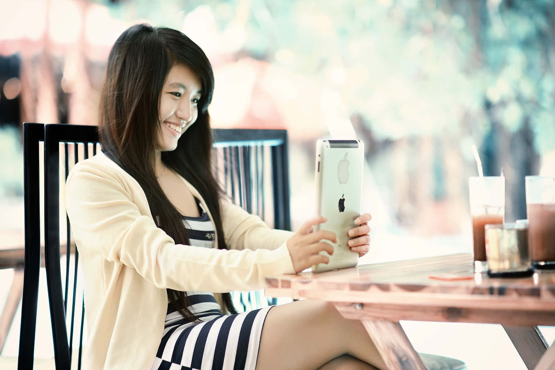 Mujer Soltera, iPad, striped dress, Full HD Desktop Wallpaper