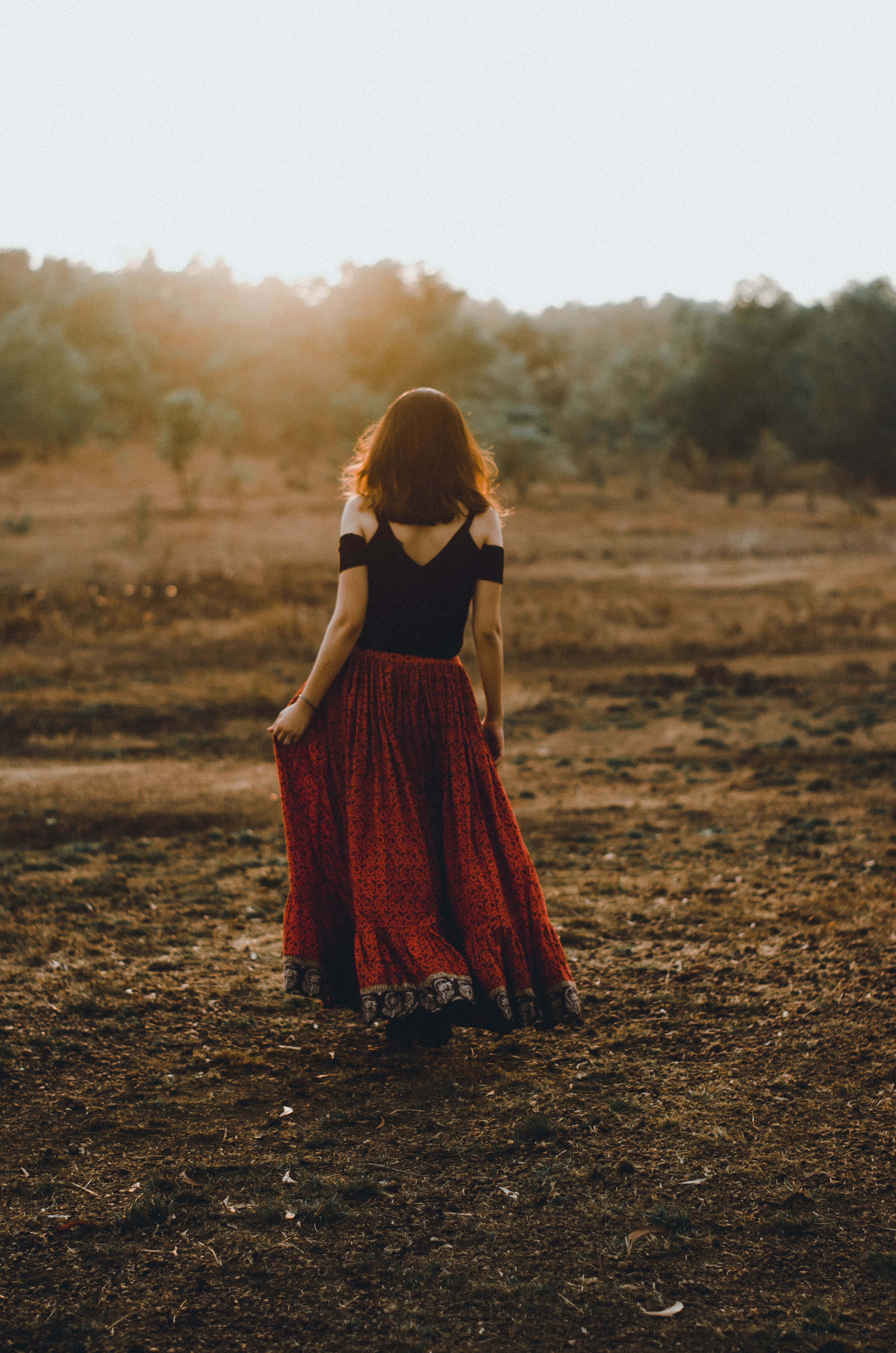 Mujer Soltera, red patterned skirt, dry field, 4K Phone Wallpaper
