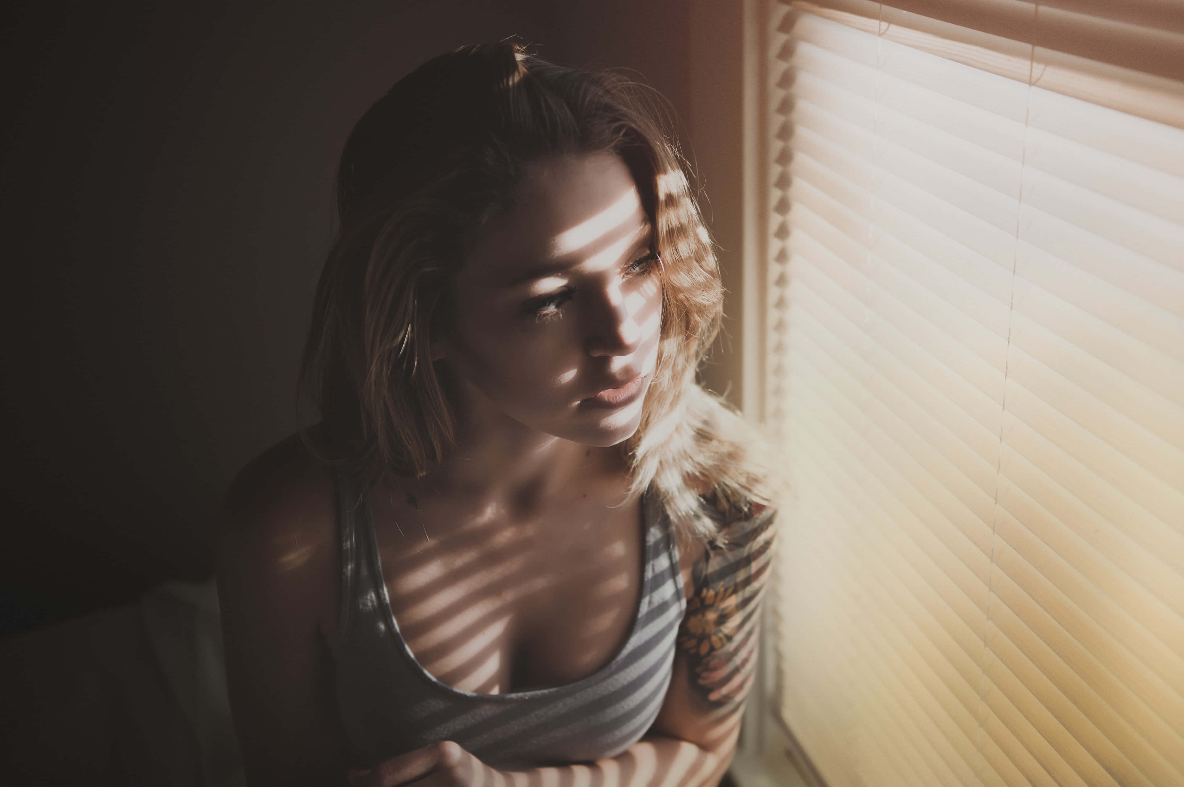 mujer soltera, blonde hair, window, 4K Desktop Wallpaper