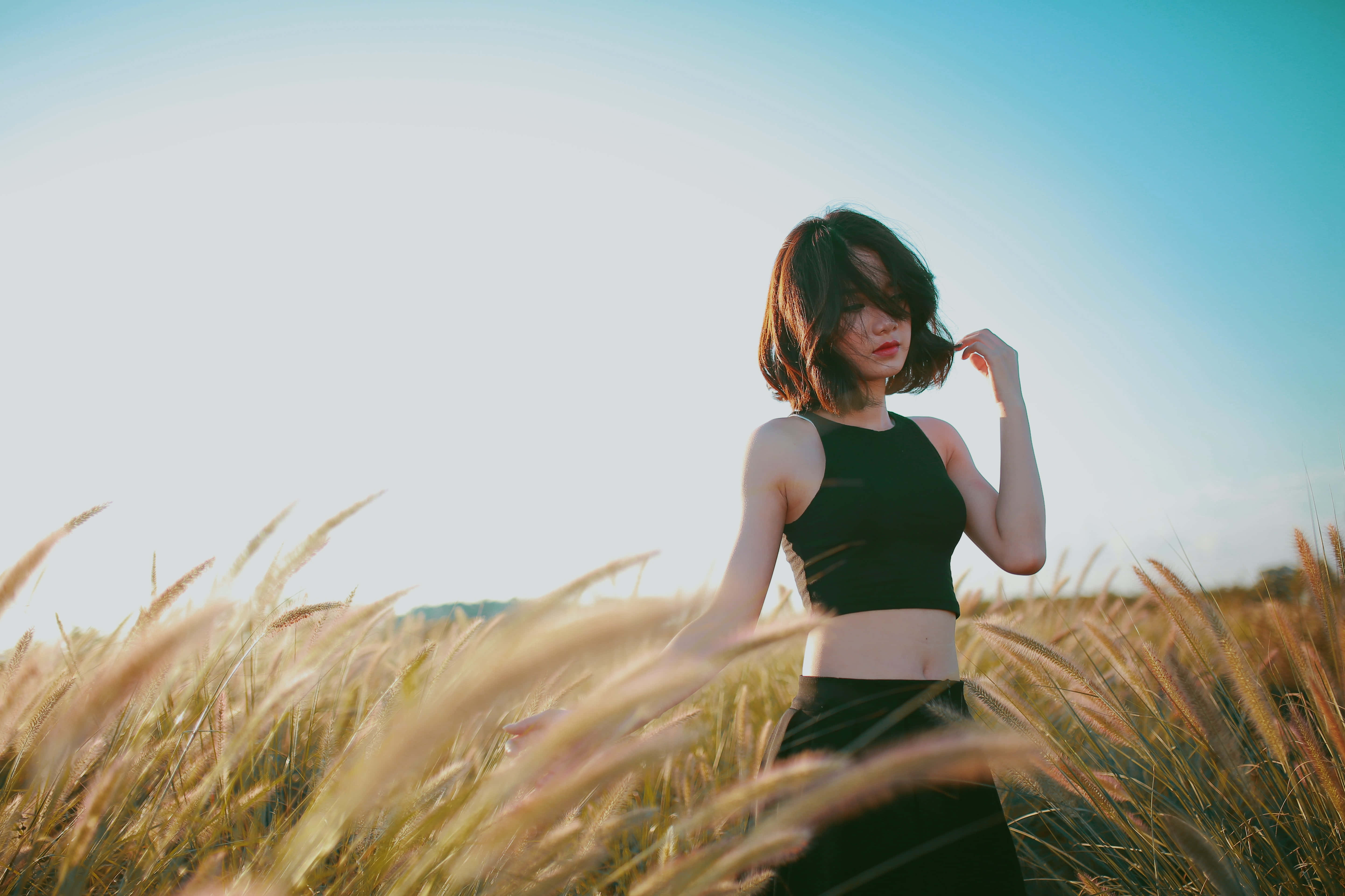 Mujer Soltera, black crop top, tall golden grass, 5K Desktop Wallpaper