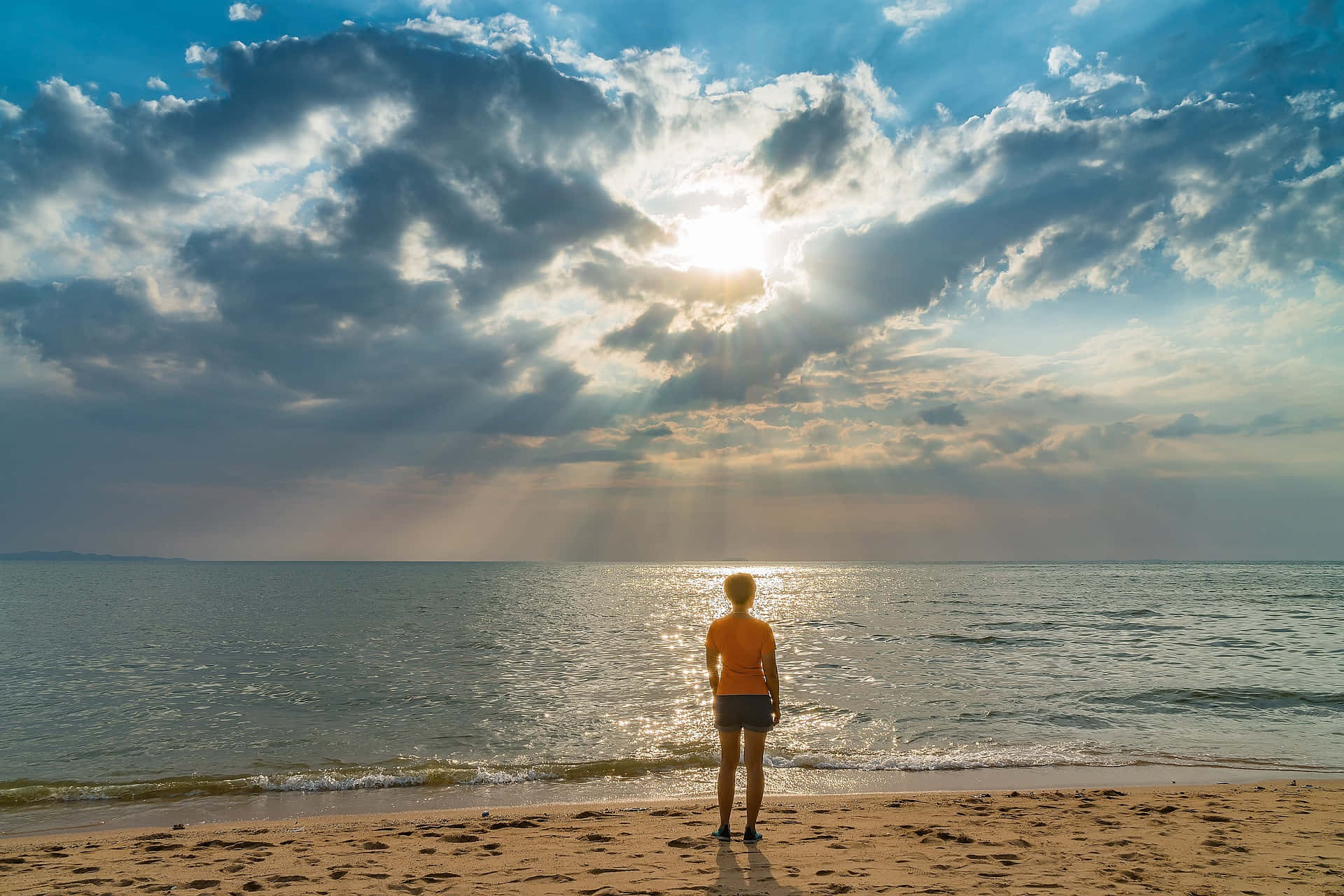 short haired mujer soltera, sandy beach, sunlight, Full HD Desktop Wallpaper