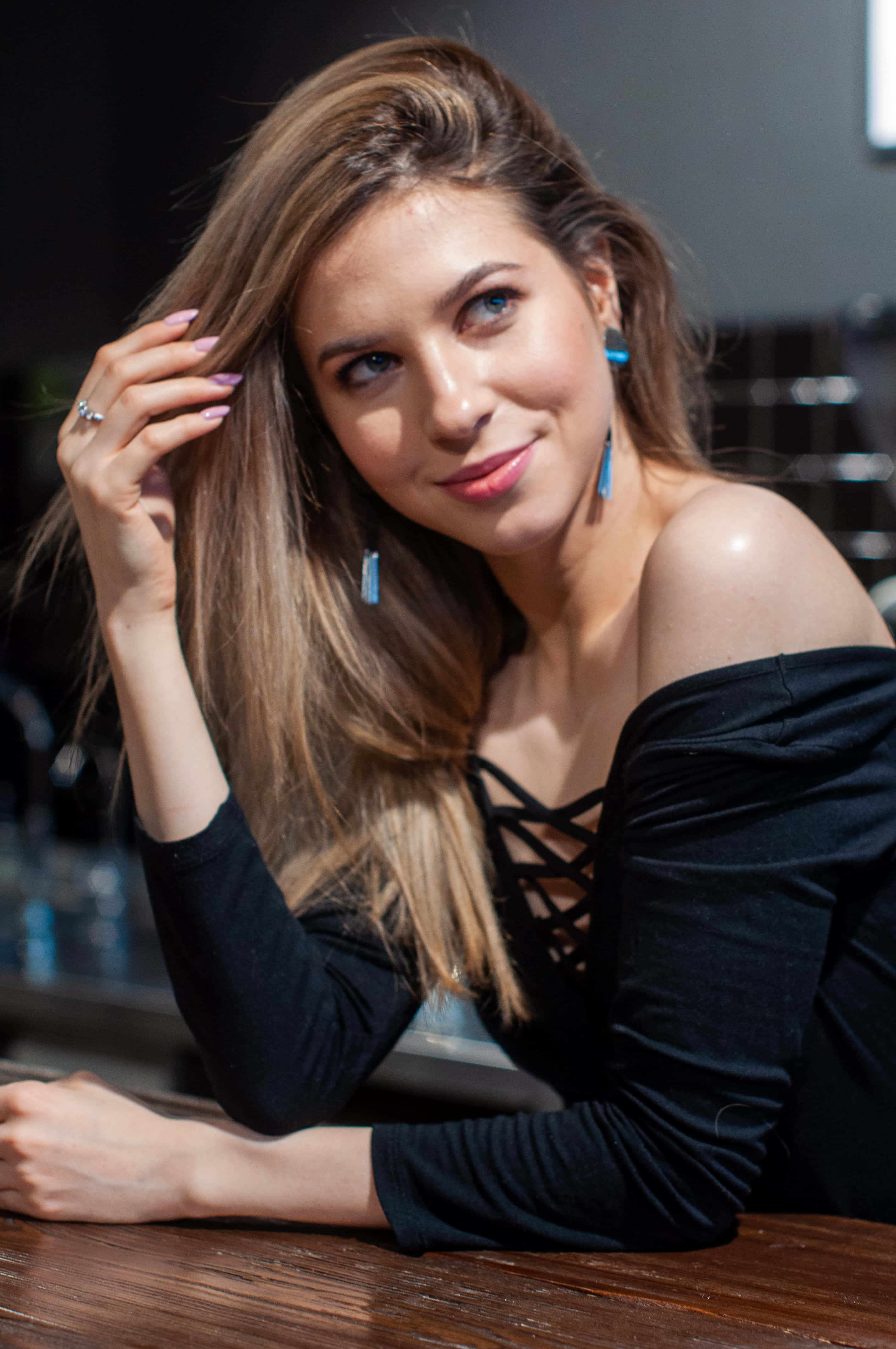 Mujer Soltera, long brown hair, blue eyes, 4K Phone Wallpaper