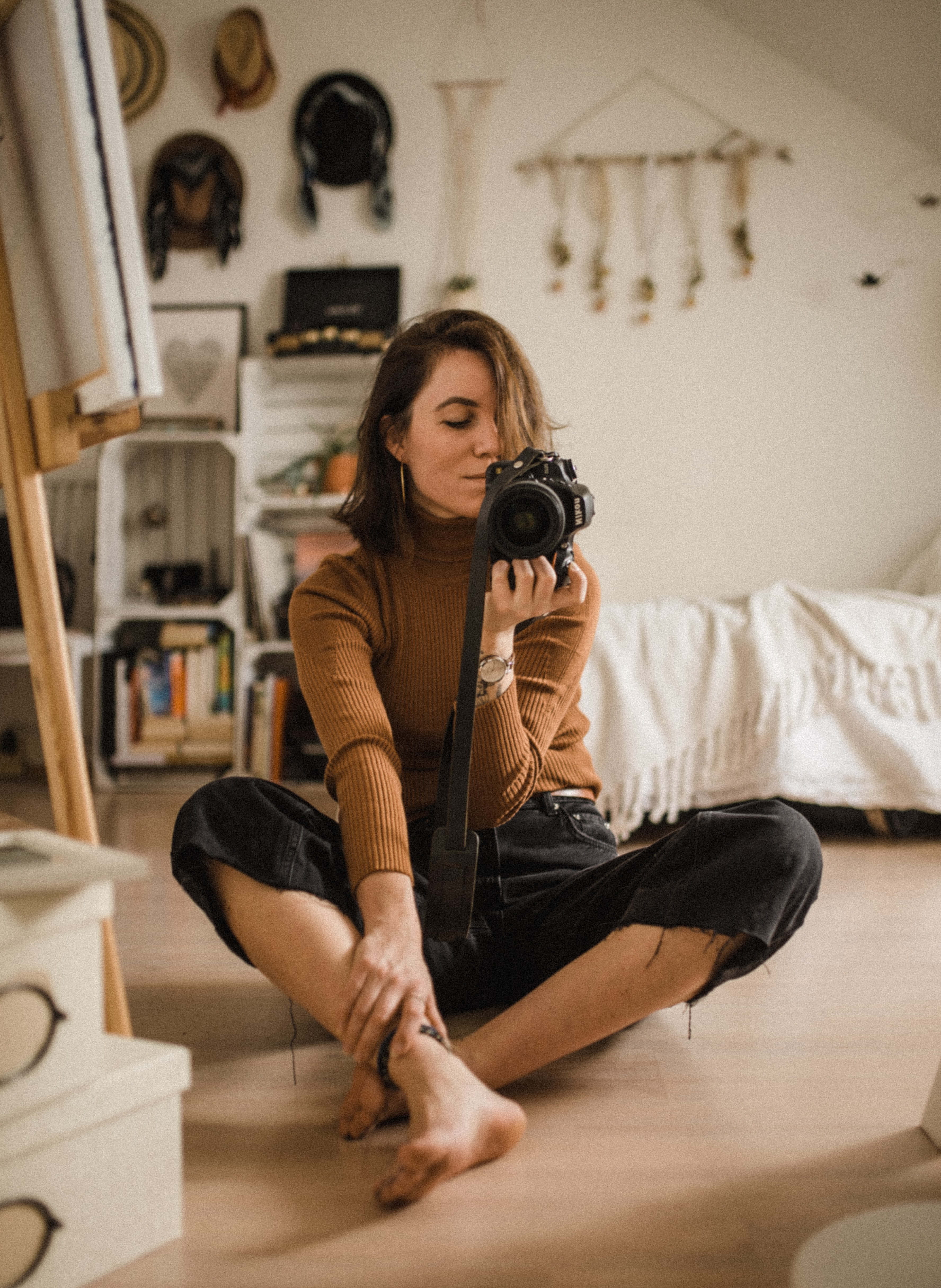 Mujer Soltera, camera, wooden floor, 4K Phone Wallpaper