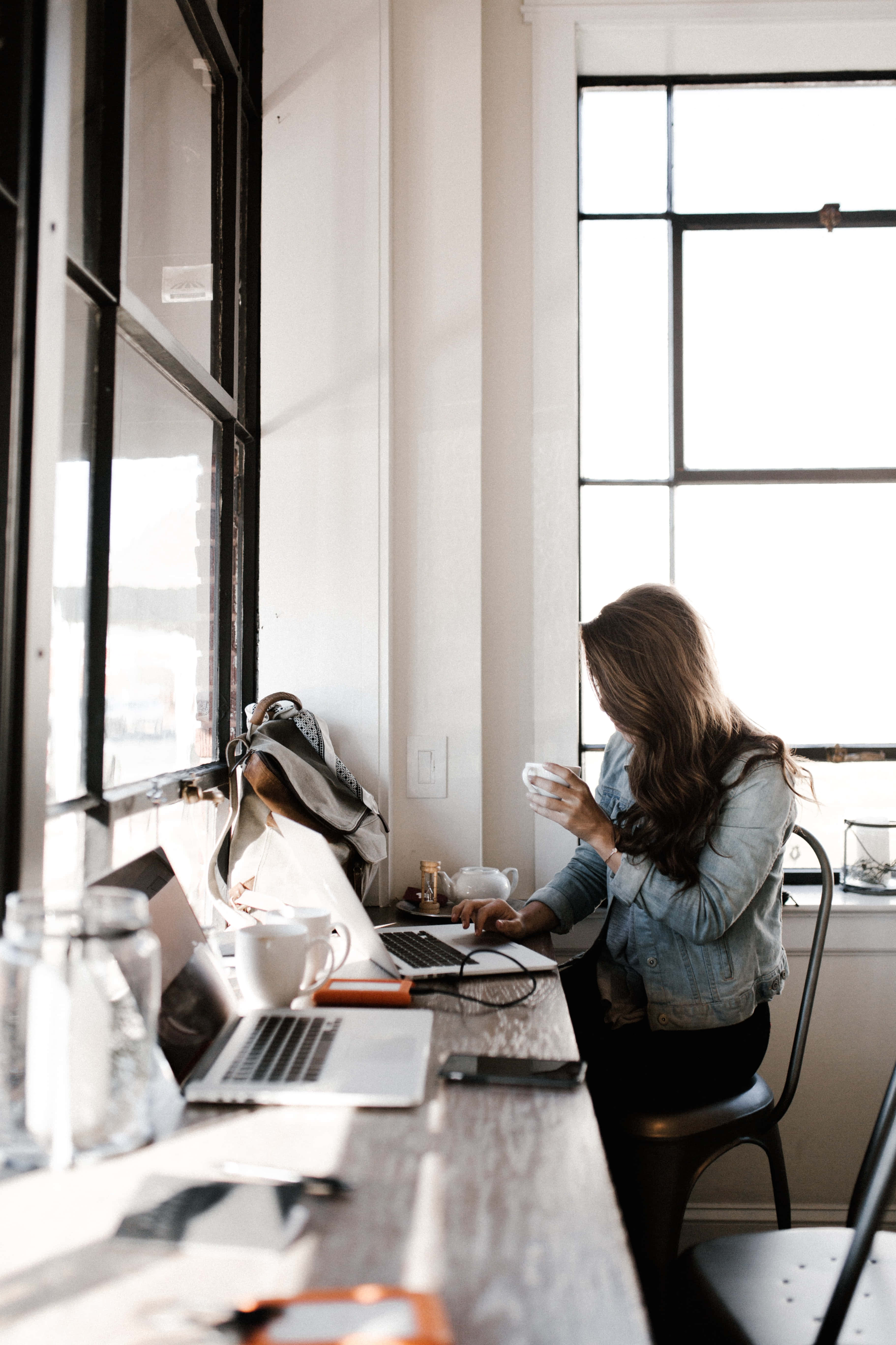Mujer Soltera, denim jacket, laptop, 5K Phone Wallpaper
