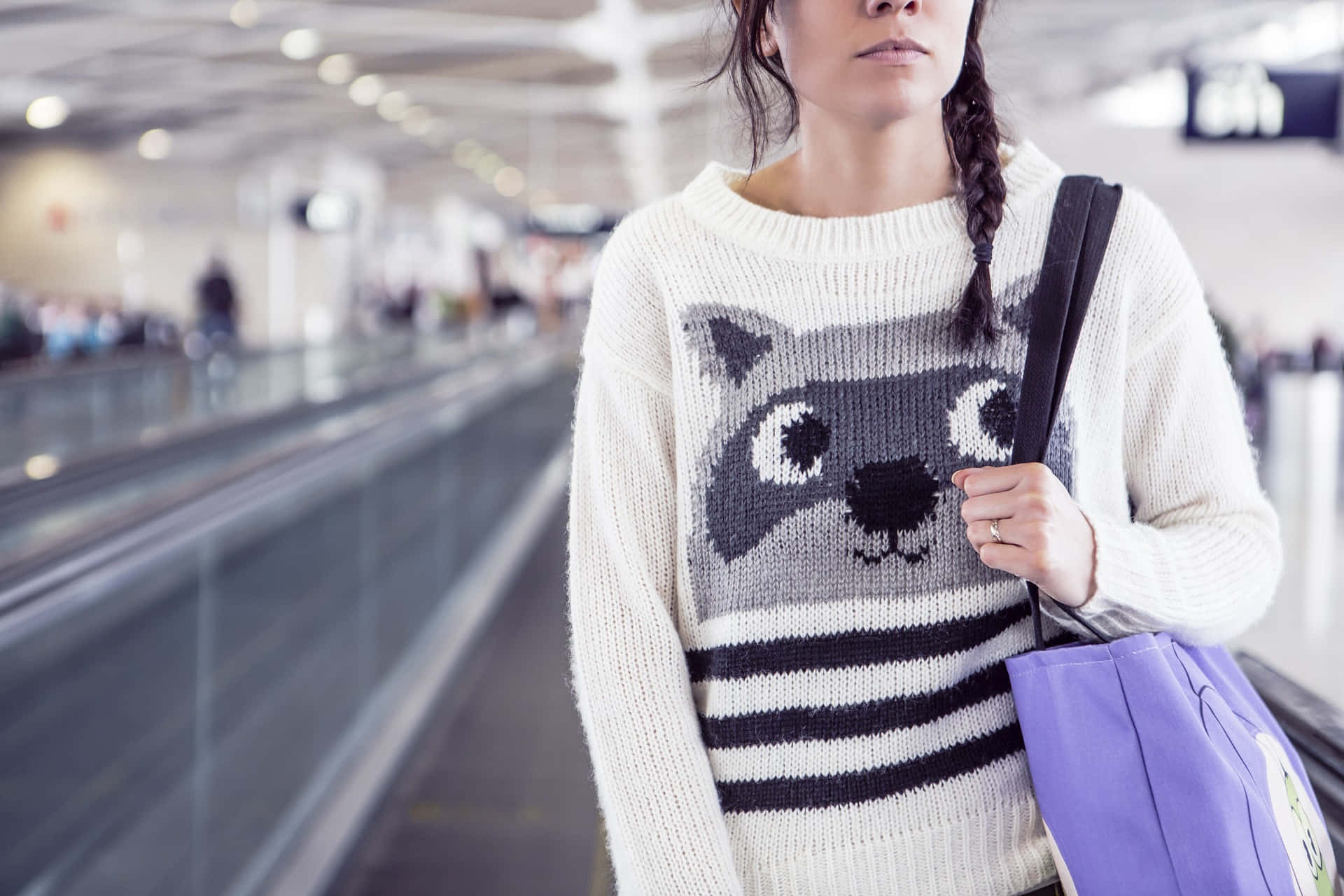 Mujer Soltera, raccoon-patterned knit sweater, moving walkway, Full HD Desktop Wallpaper