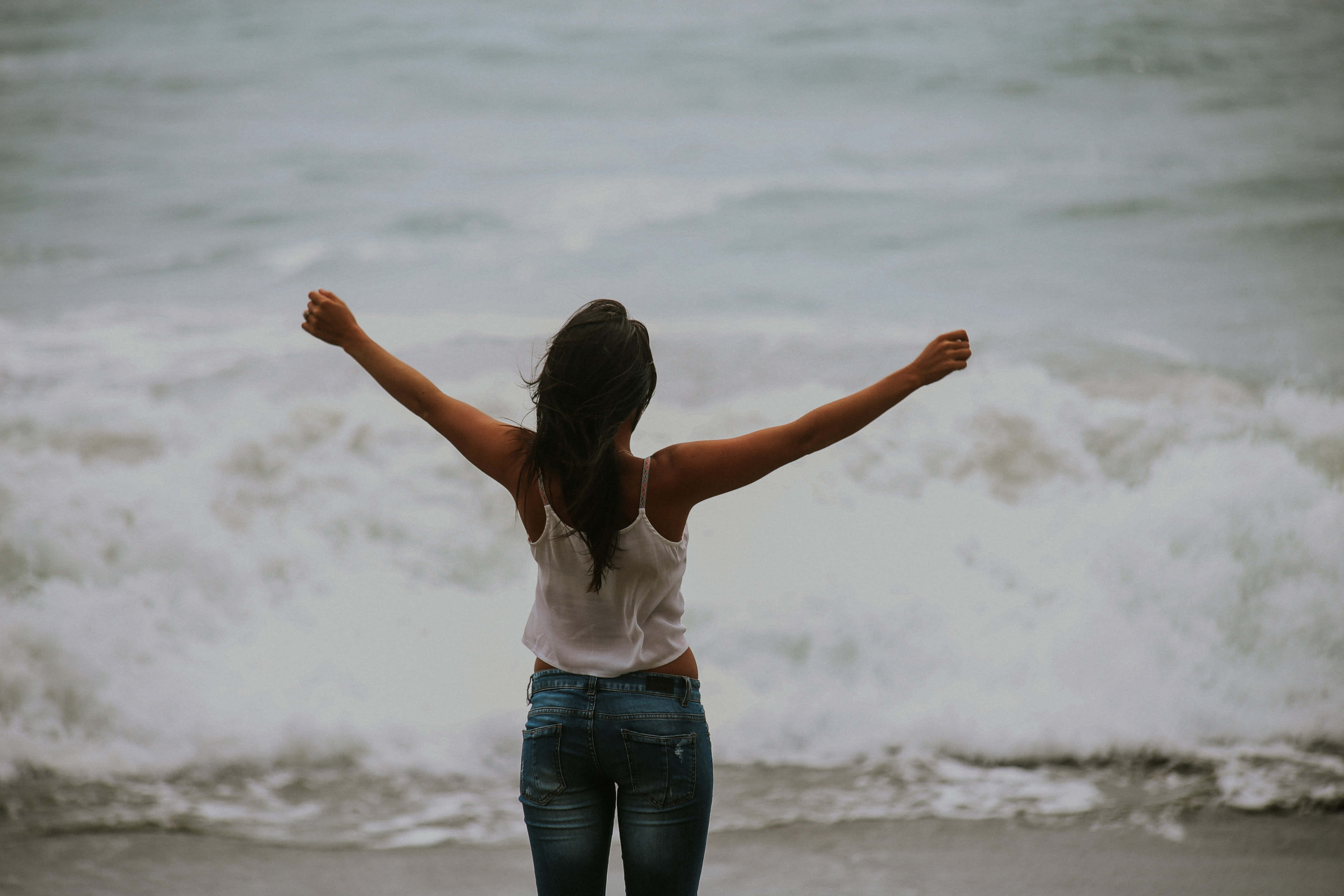 Mujer Soltera, beach, crashing ocean waves, 5K Desktop Wallpaper
