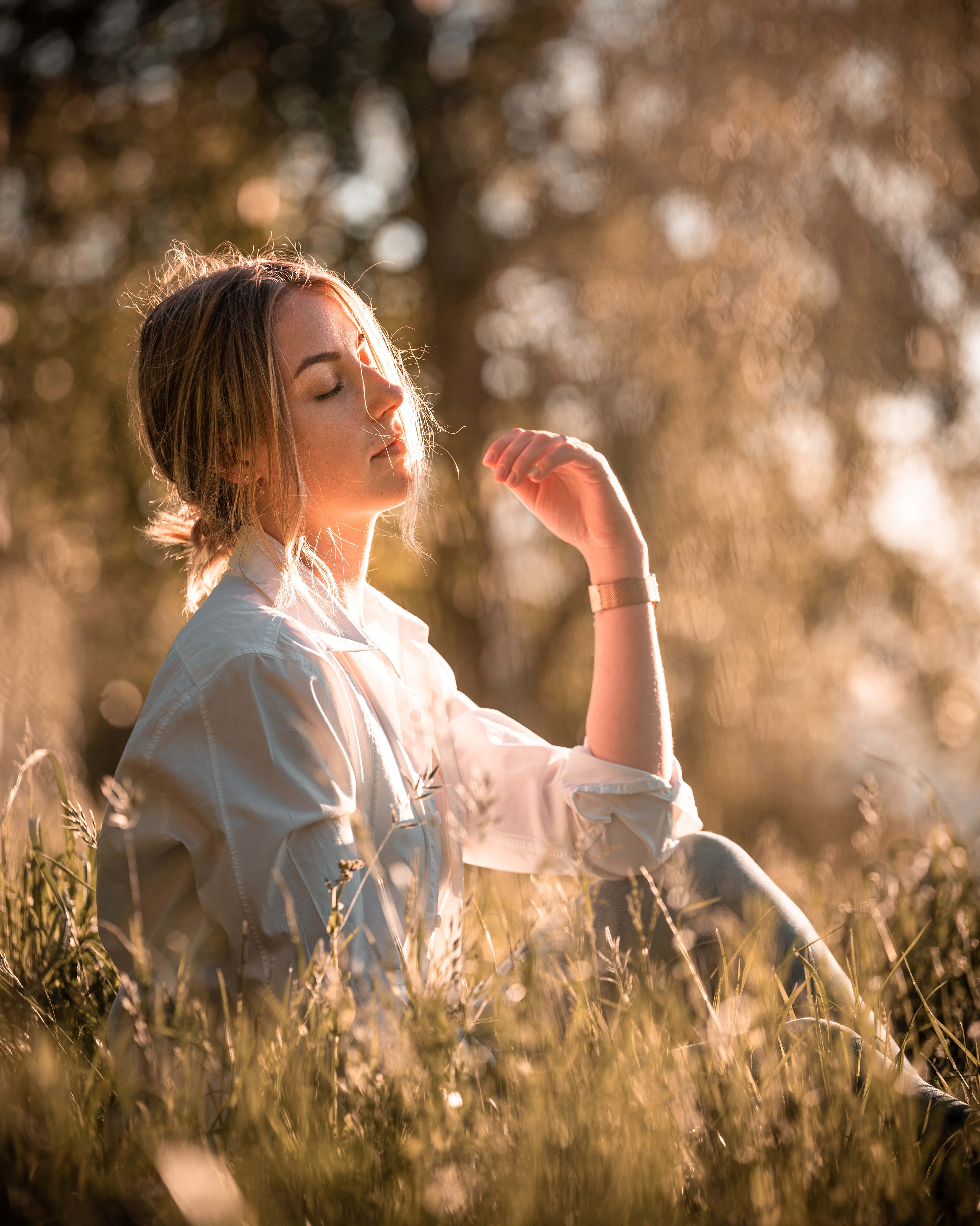 Mujer Soltera, golden sunlight, tall grass, 4K Phone Wallpaper