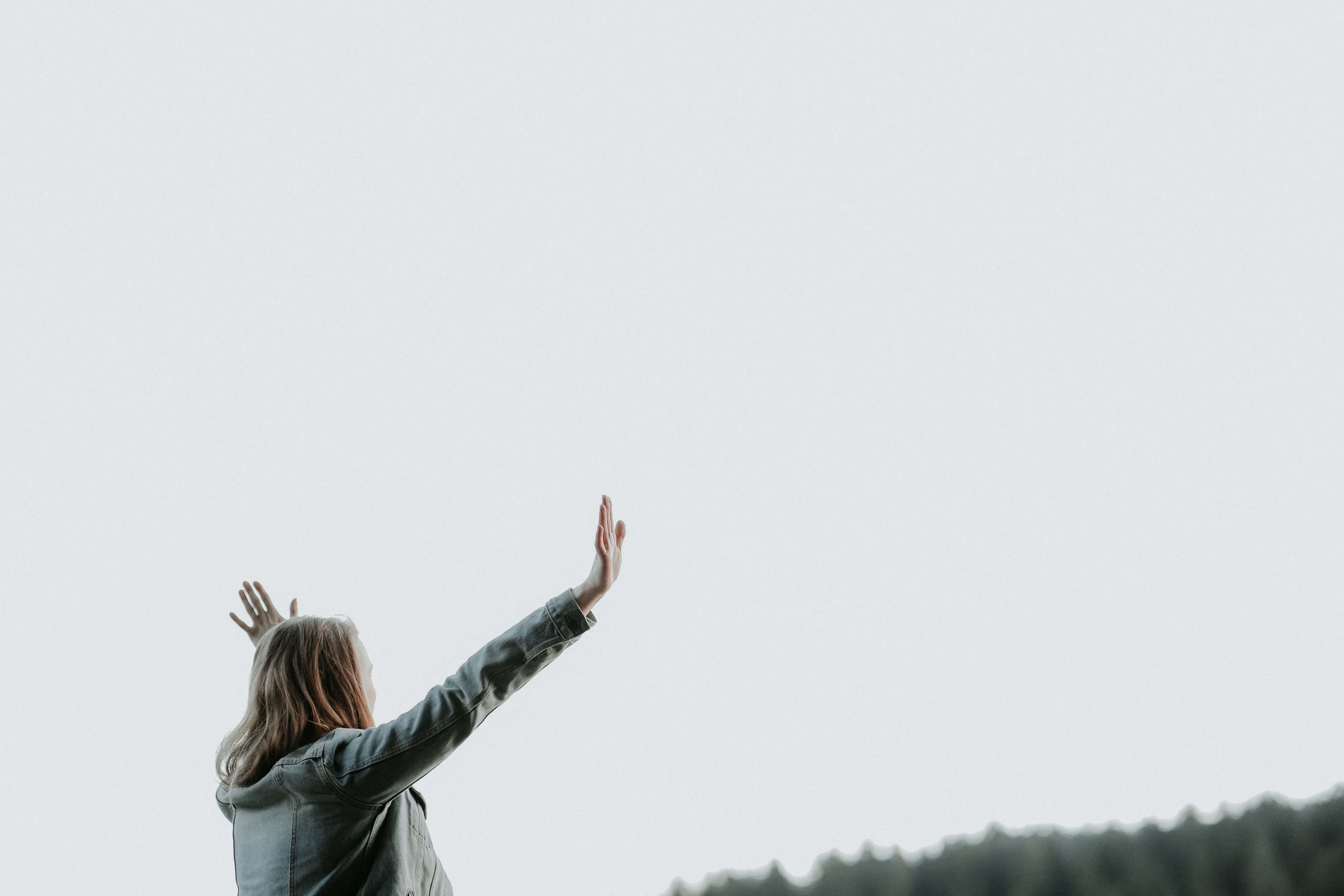 Mujer Soltera, hands raised, vast pale sky, 5K Desktop Wallpaper