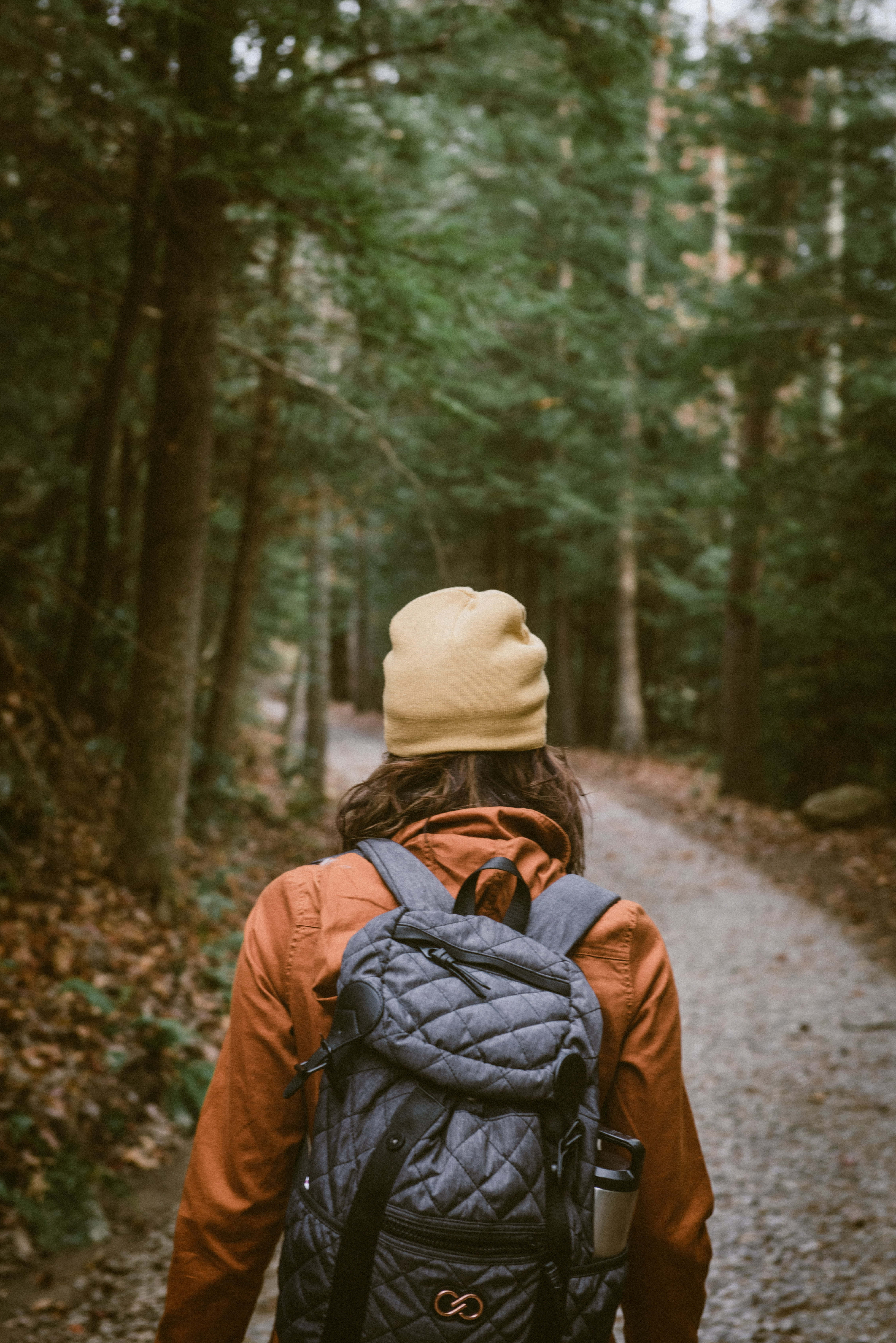 Mujer Soltera, beige beanie, orange jacket, 5K Phone Wallpaper